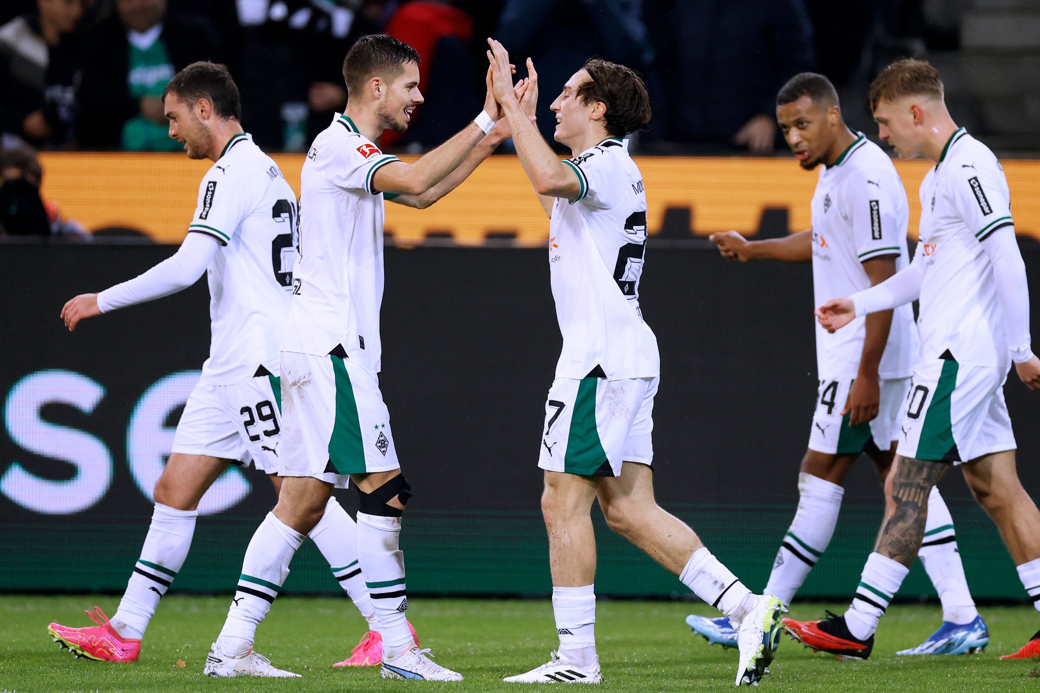 Rocco Reitz und Julian Weigl jubeln gemeinsam.