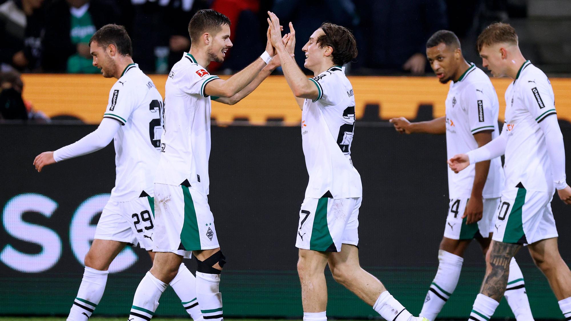 Rocco Reitz und Julian Weigl jubeln gemeinsam.