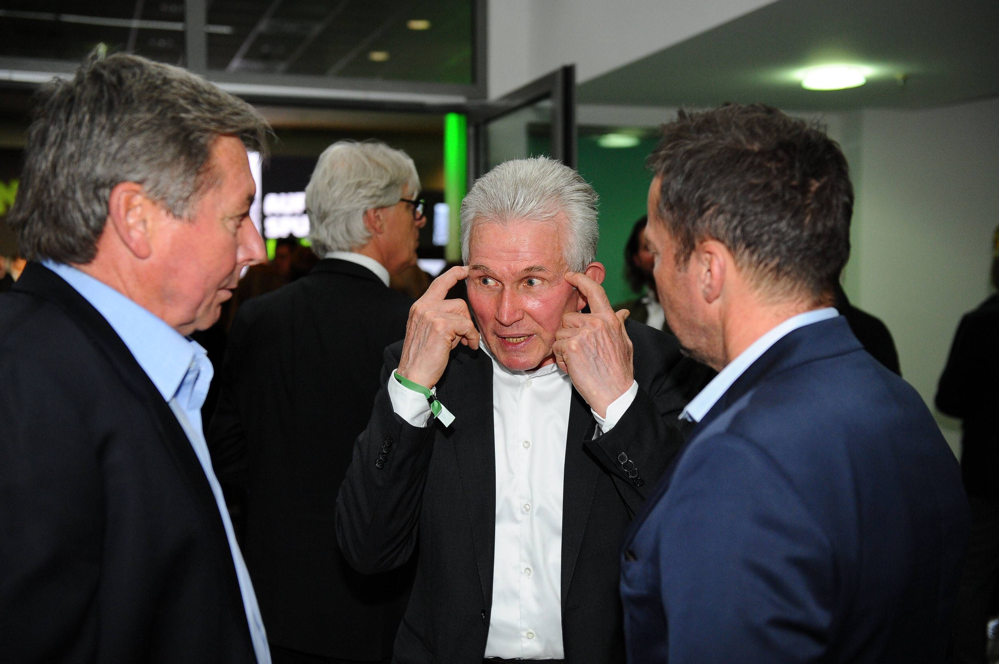 Bernd Krauss unterhält sich mit Jupp Heynckes und Lothar Matthäus.
