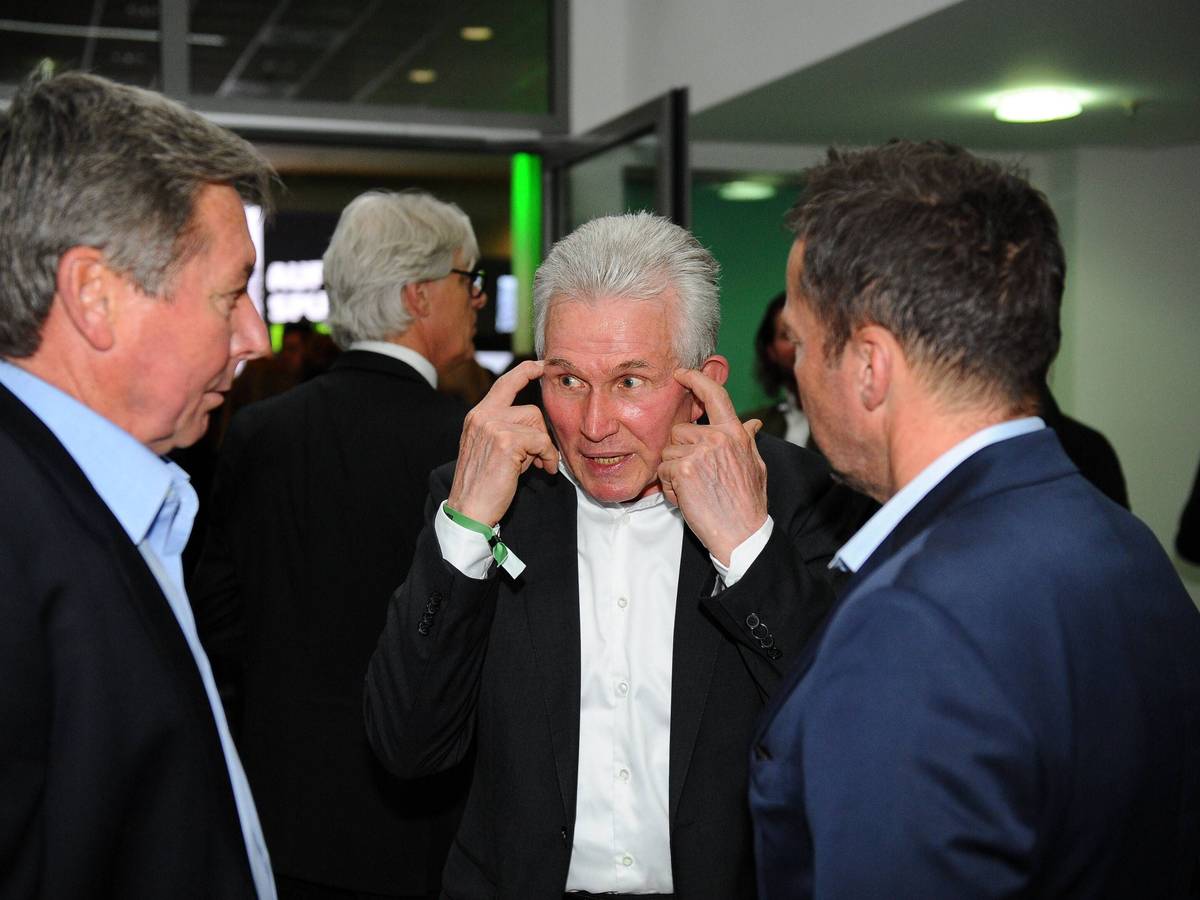 Bernd Krauss unterhält sich mit Jupp Heynckes und Lothar Matthäus.