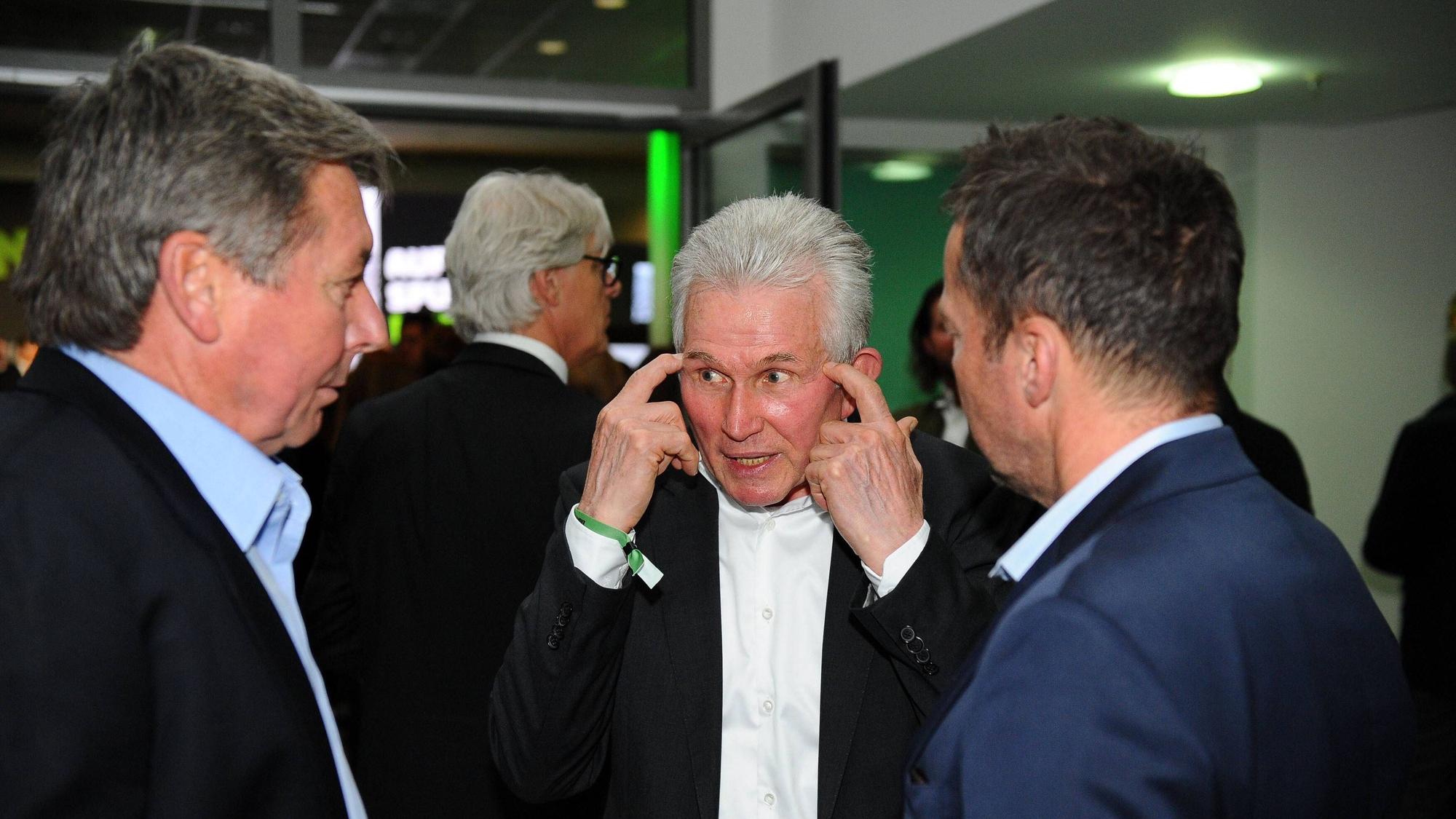 Bernd Krauss unterhält sich mit Jupp Heynckes und Lothar Matthäus.