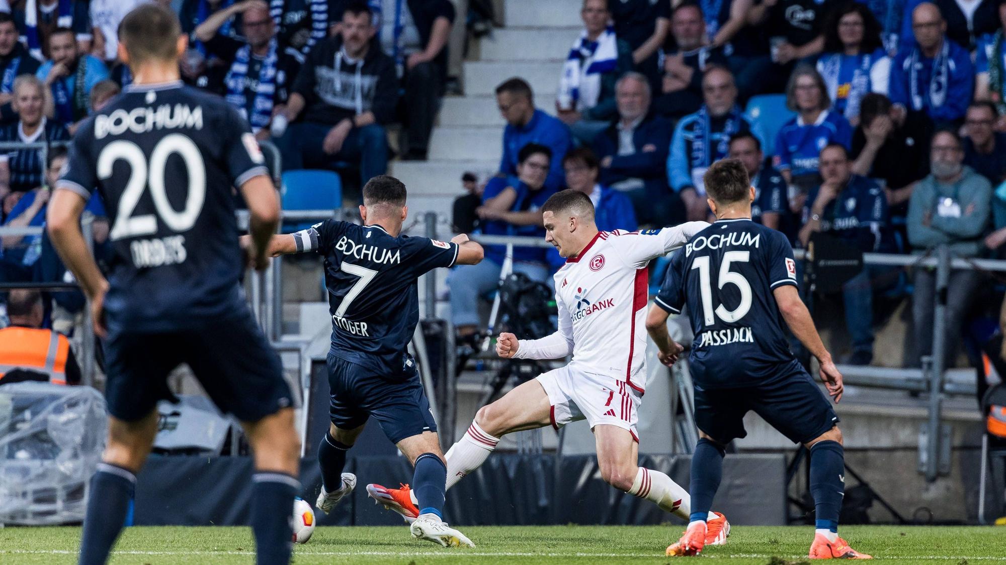 Kevin Stöger und Christos Tzolis im Zweikampf.
