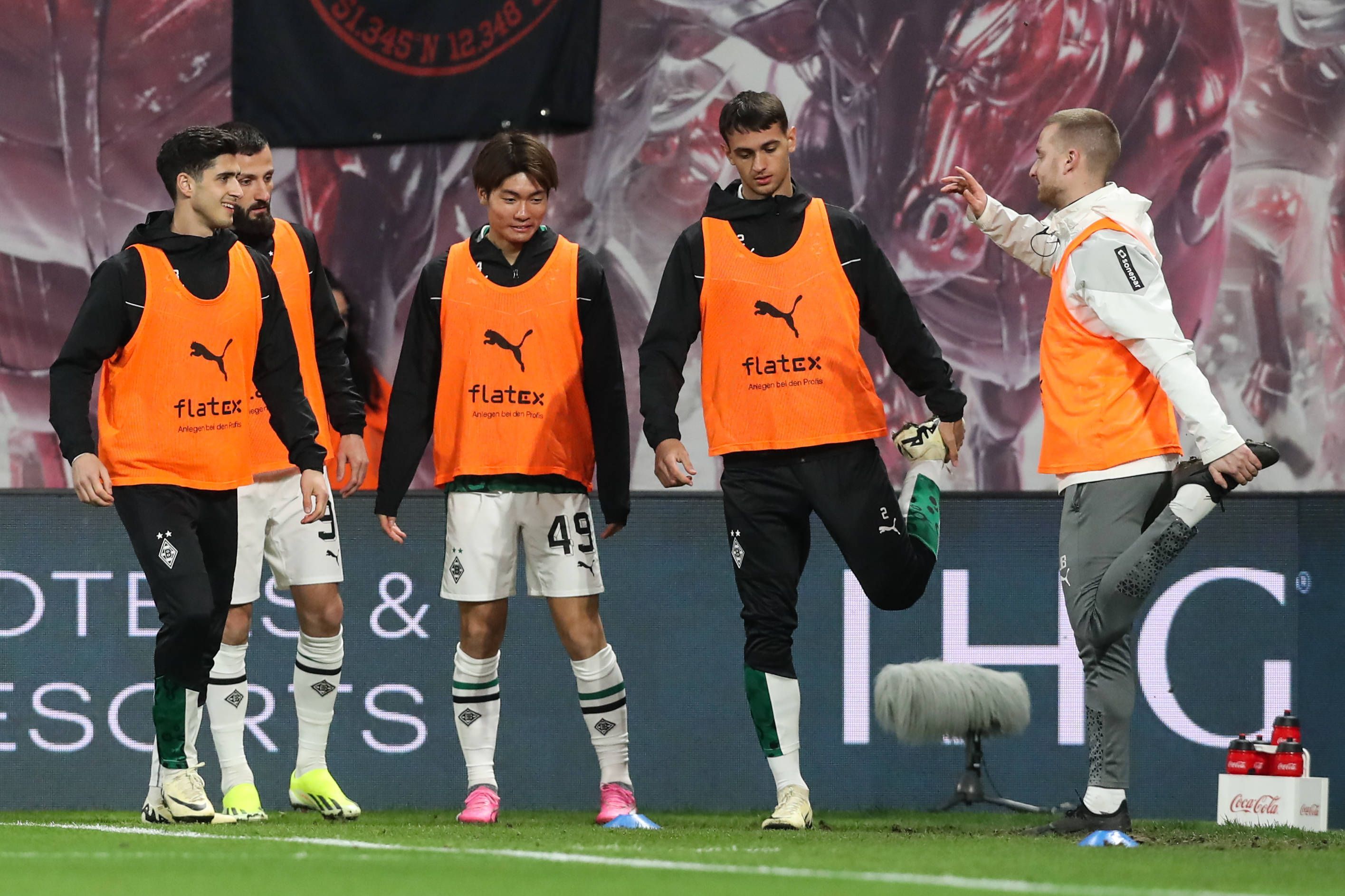 Spieler von Borussia Mönchengladbach beim Aufwärmen.