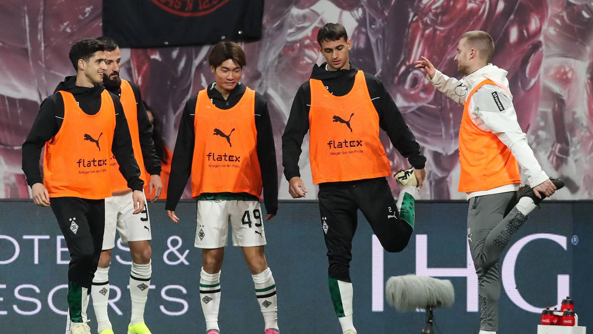 Spieler von Borussia Mönchengladbach beim Aufwärmen.