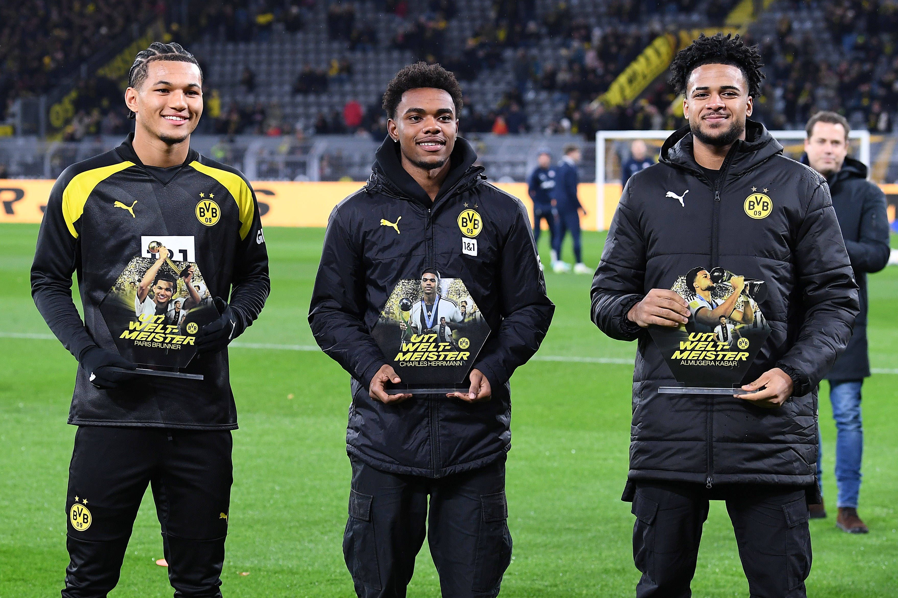 Paris Brunner, Charles Herrmann und Almugera Kabar mit Trophäen in der Hand.