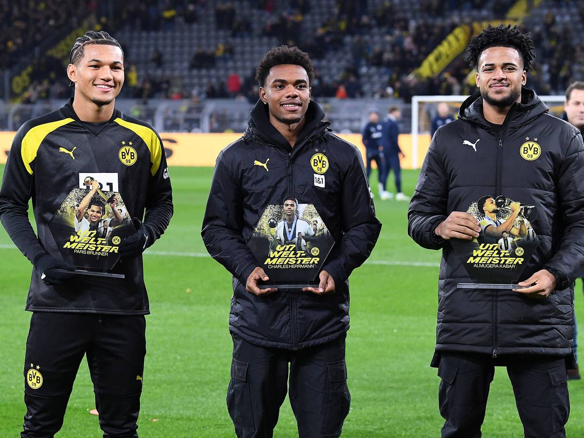 Paris Brunner, Charles Herrmann und Almugera Kabar mit Trophäen in der Hand.