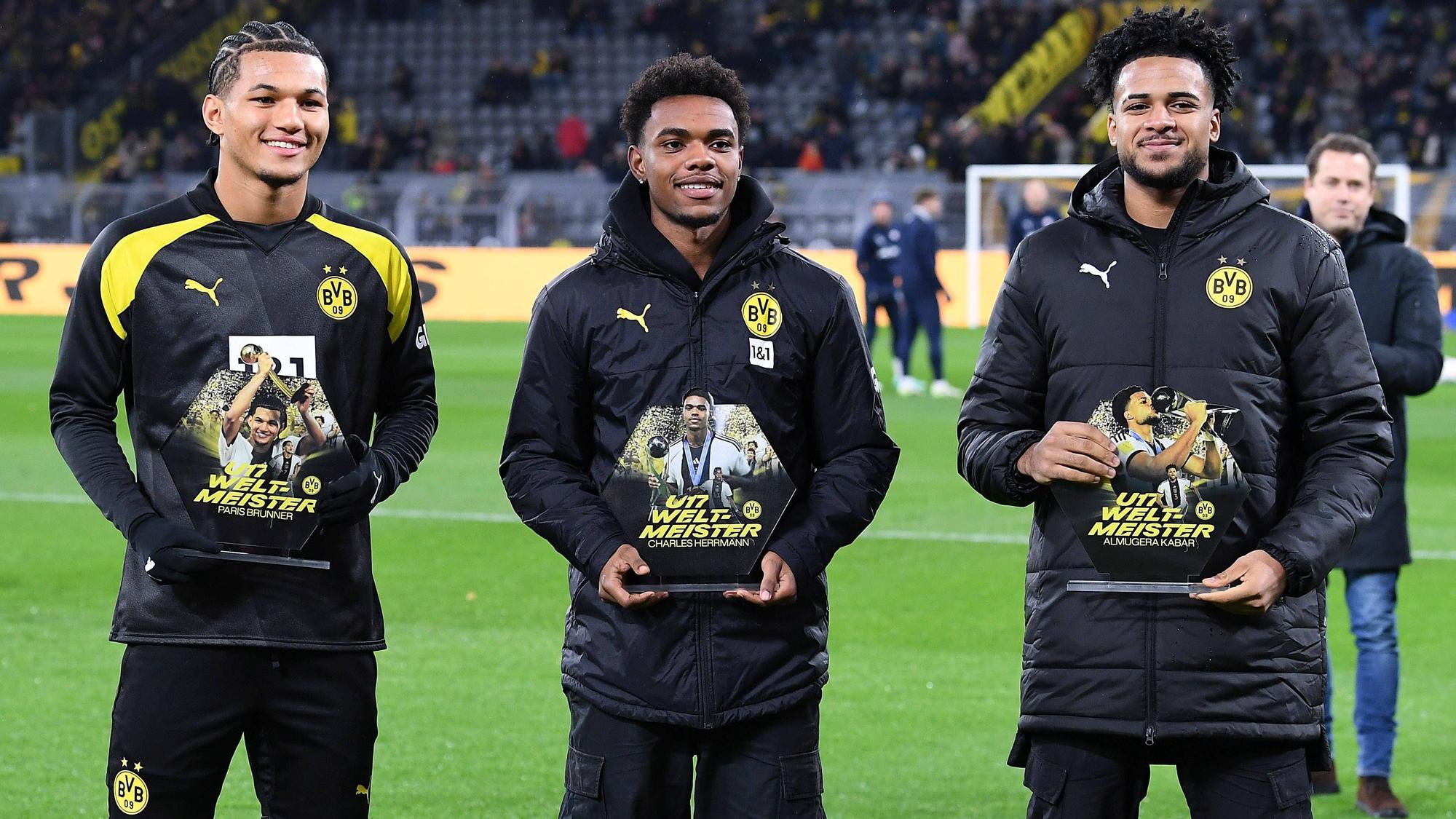 Paris Brunner, Charles Herrmann und Almugera Kabar mit Trophäen in der Hand.
