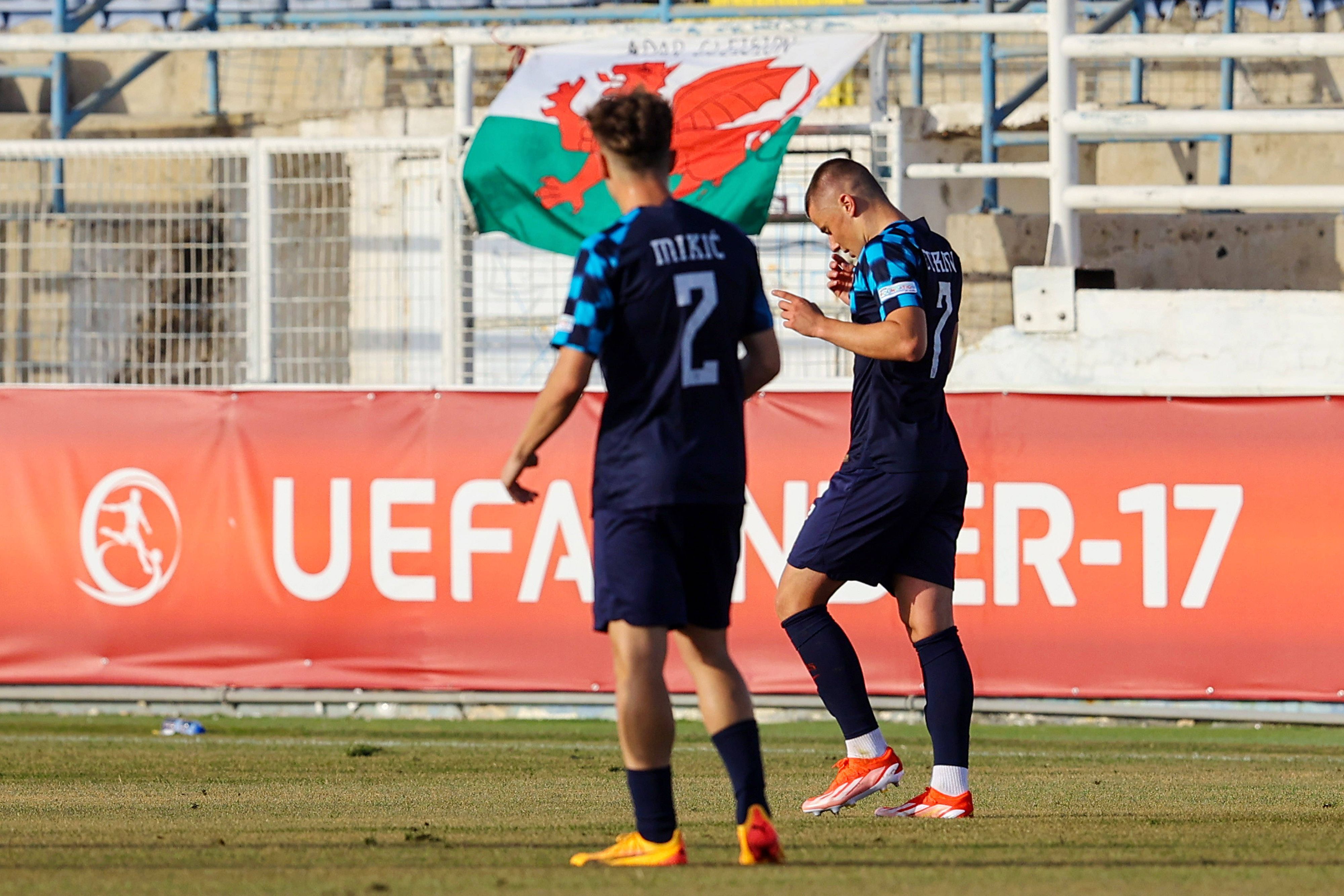 Zwei kroatische Spieler vor einem Banner der U17-EM.