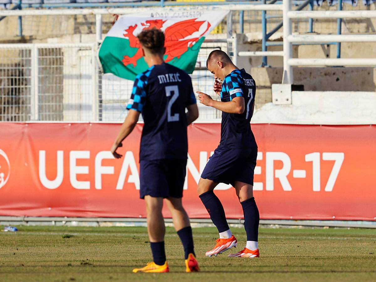 Zwei kroatische Spieler vor einem Banner der U17-EM.