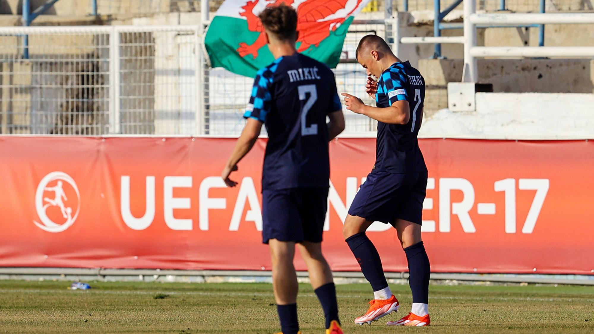 Zwei kroatische Spieler vor einem Banner der U17-EM.