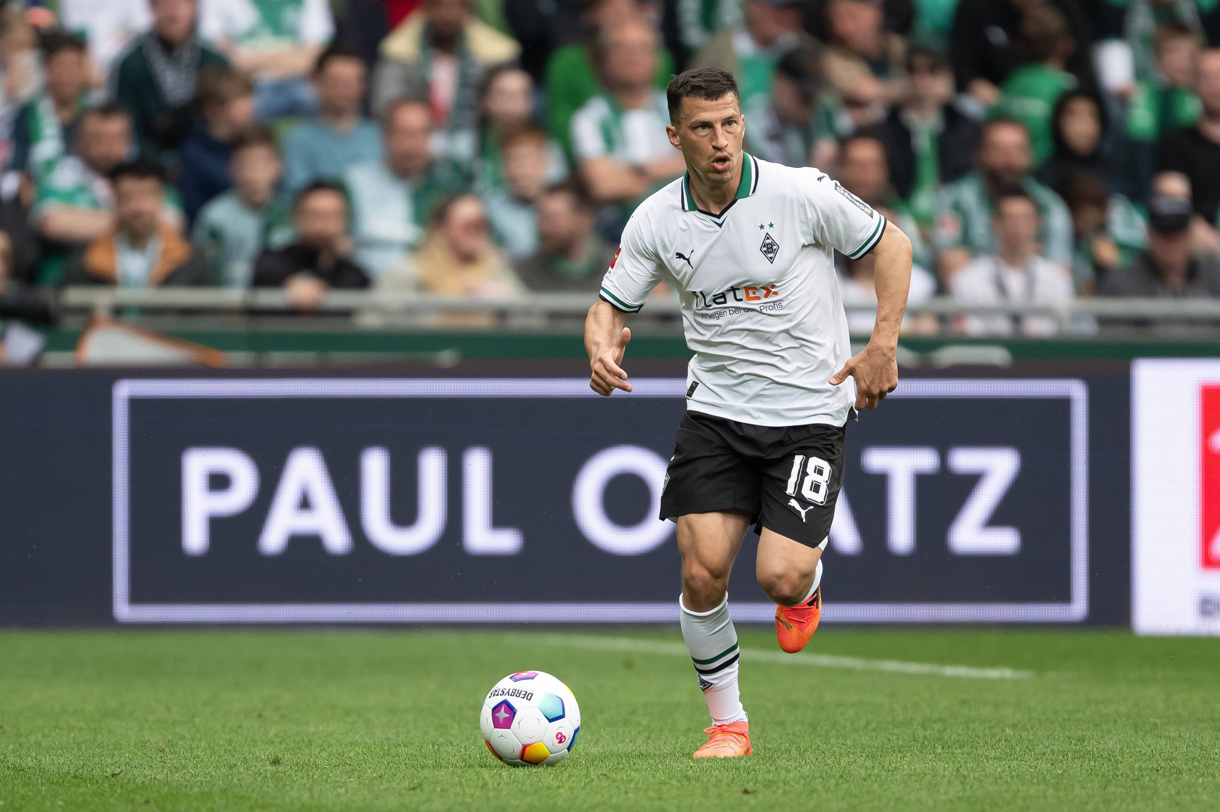 Stefan Lainer dribbelt.