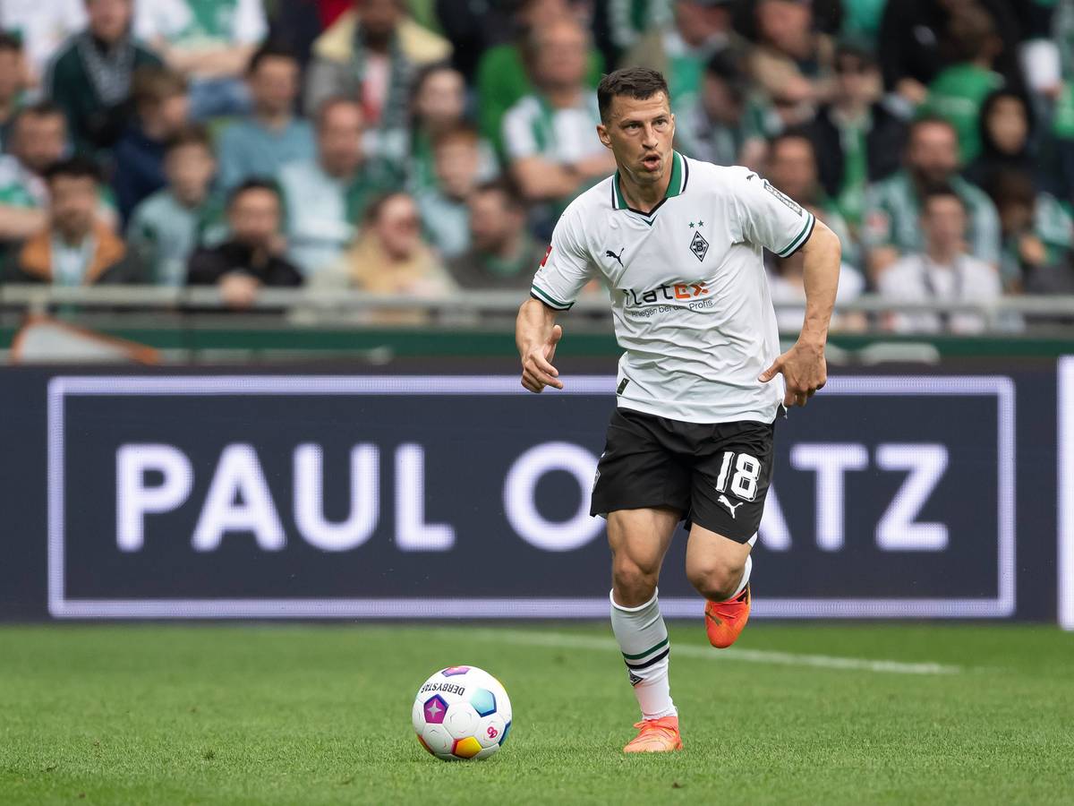 Stefan Lainer dribbelt.