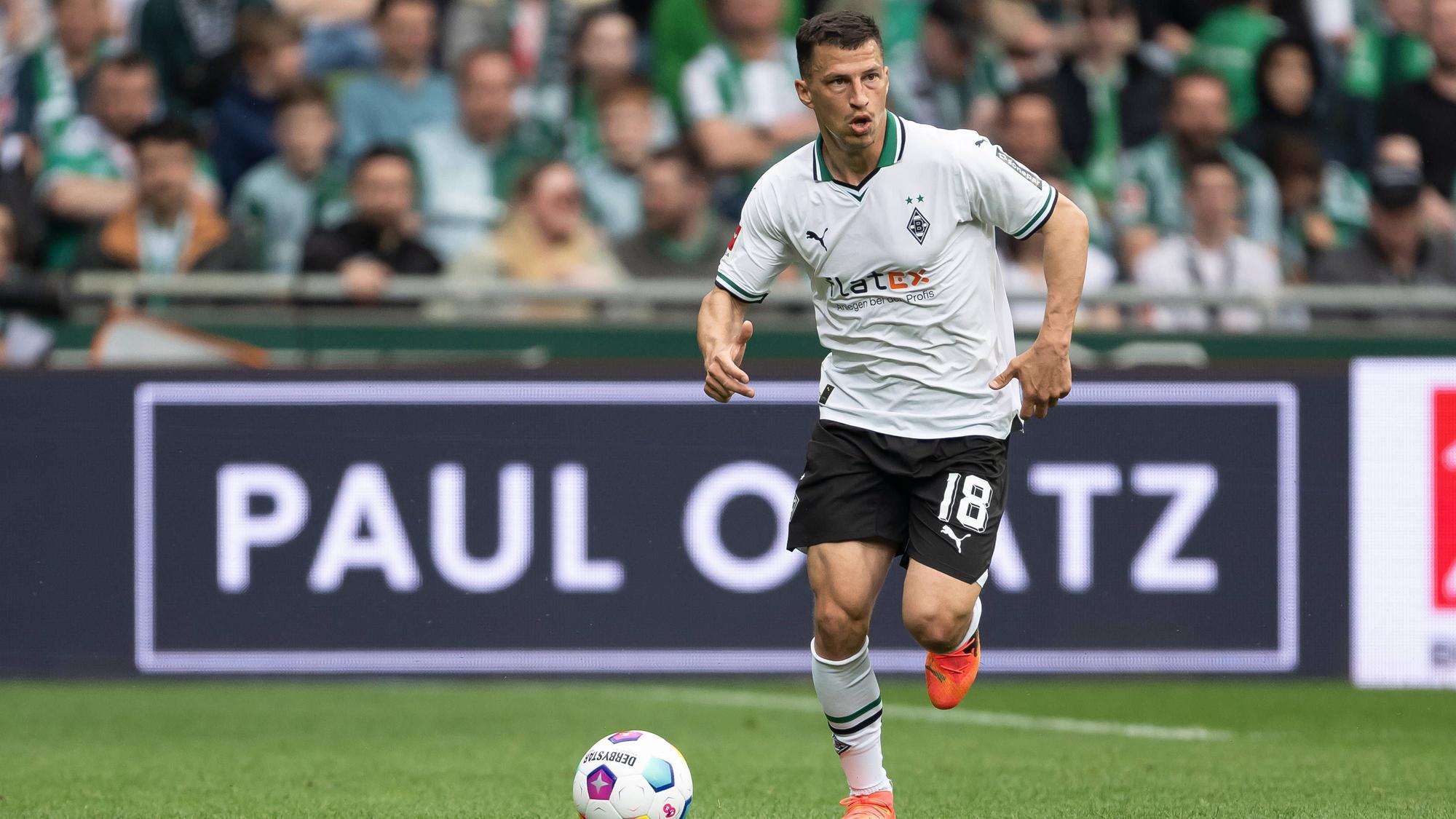 Stefan Lainer dribbelt.