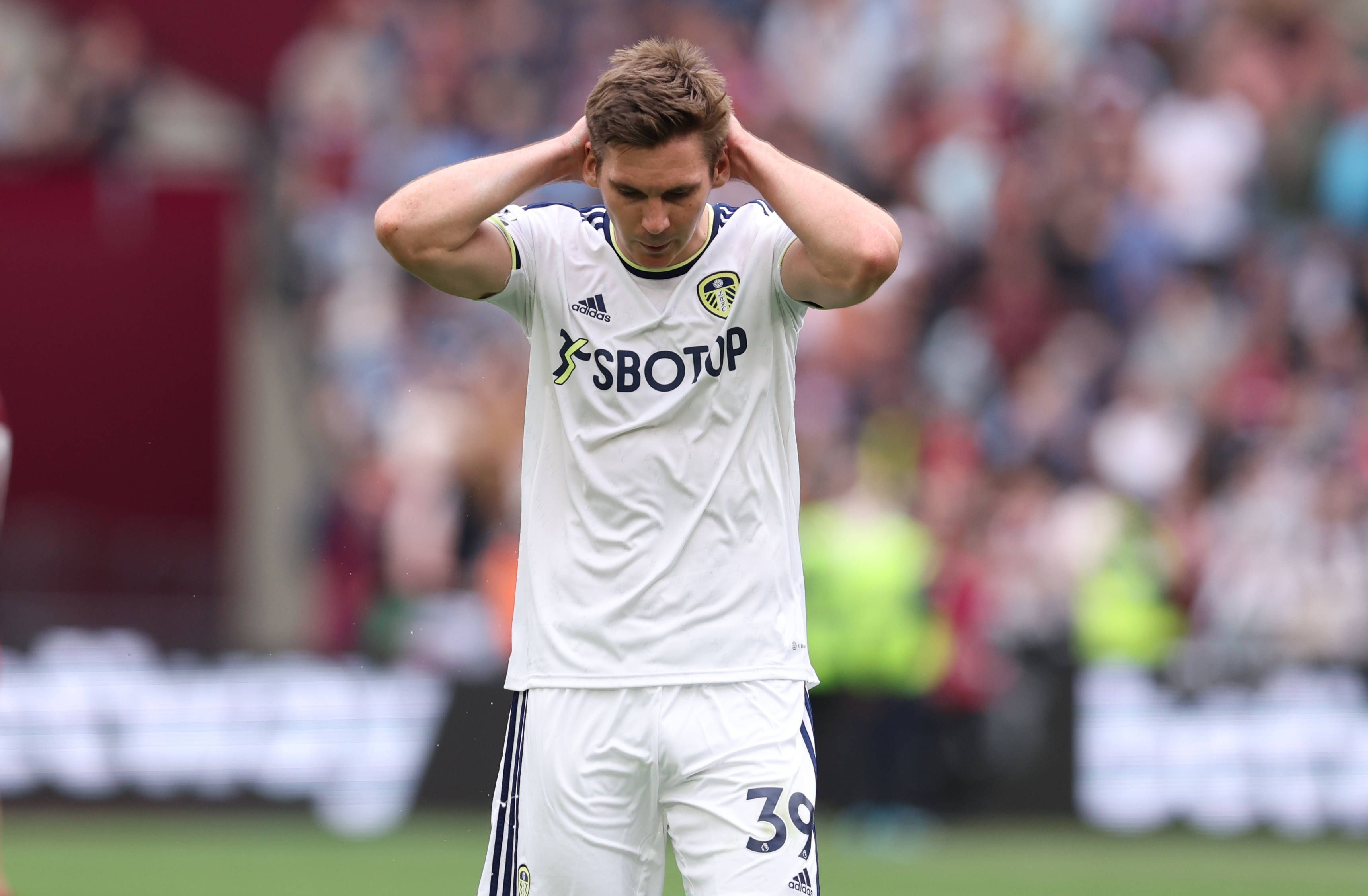 Max Wöber fasst sich im Leeds-Trikot mit den Händen über den Kopf.