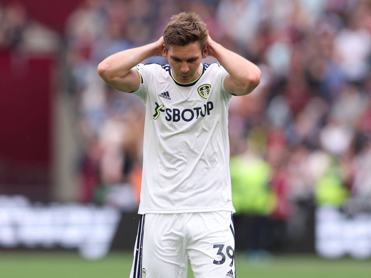 Max Wöber fasst sich im Leeds-Trikot mit den Händen über den Kopf.