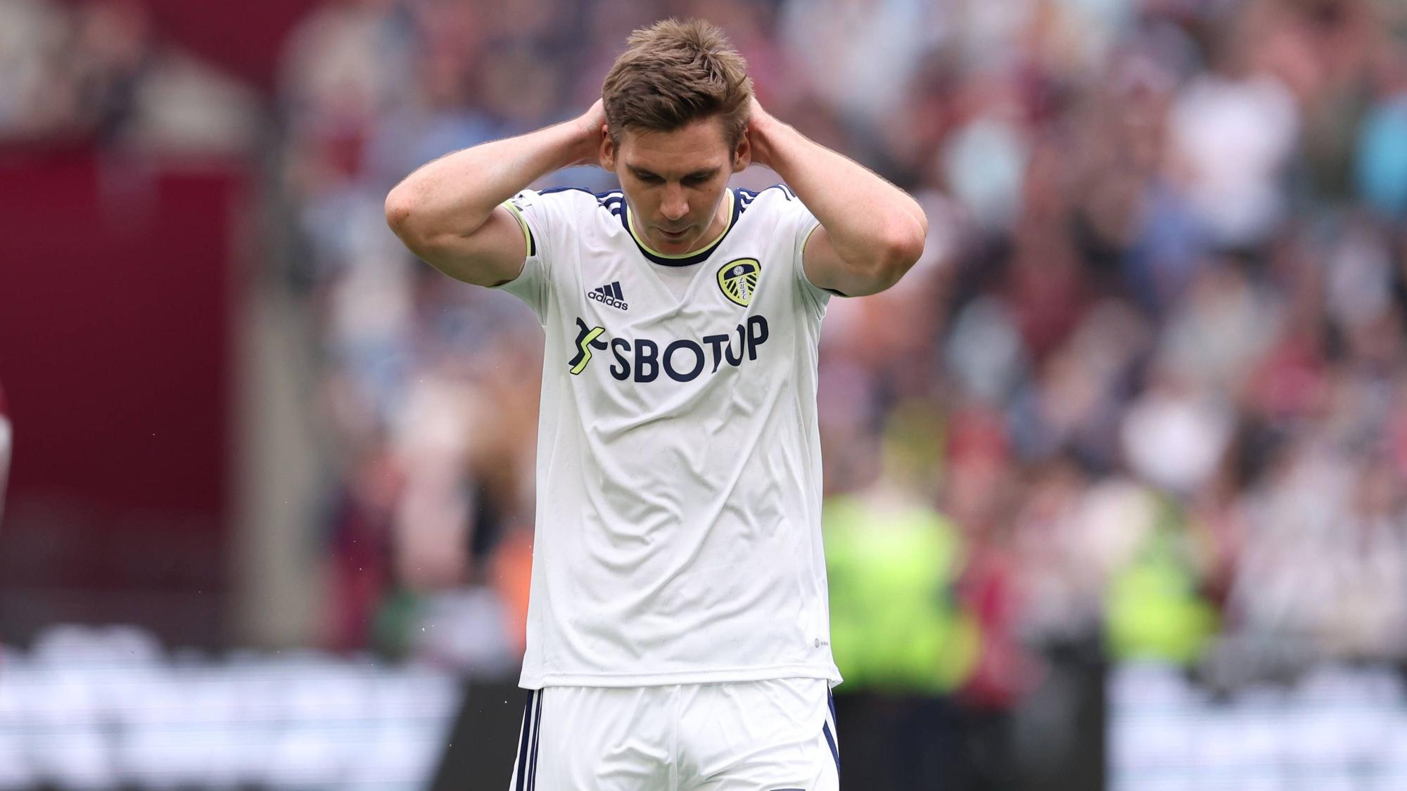 Max Wöber fasst sich im Leeds-Trikot mit den Händen über den Kopf.