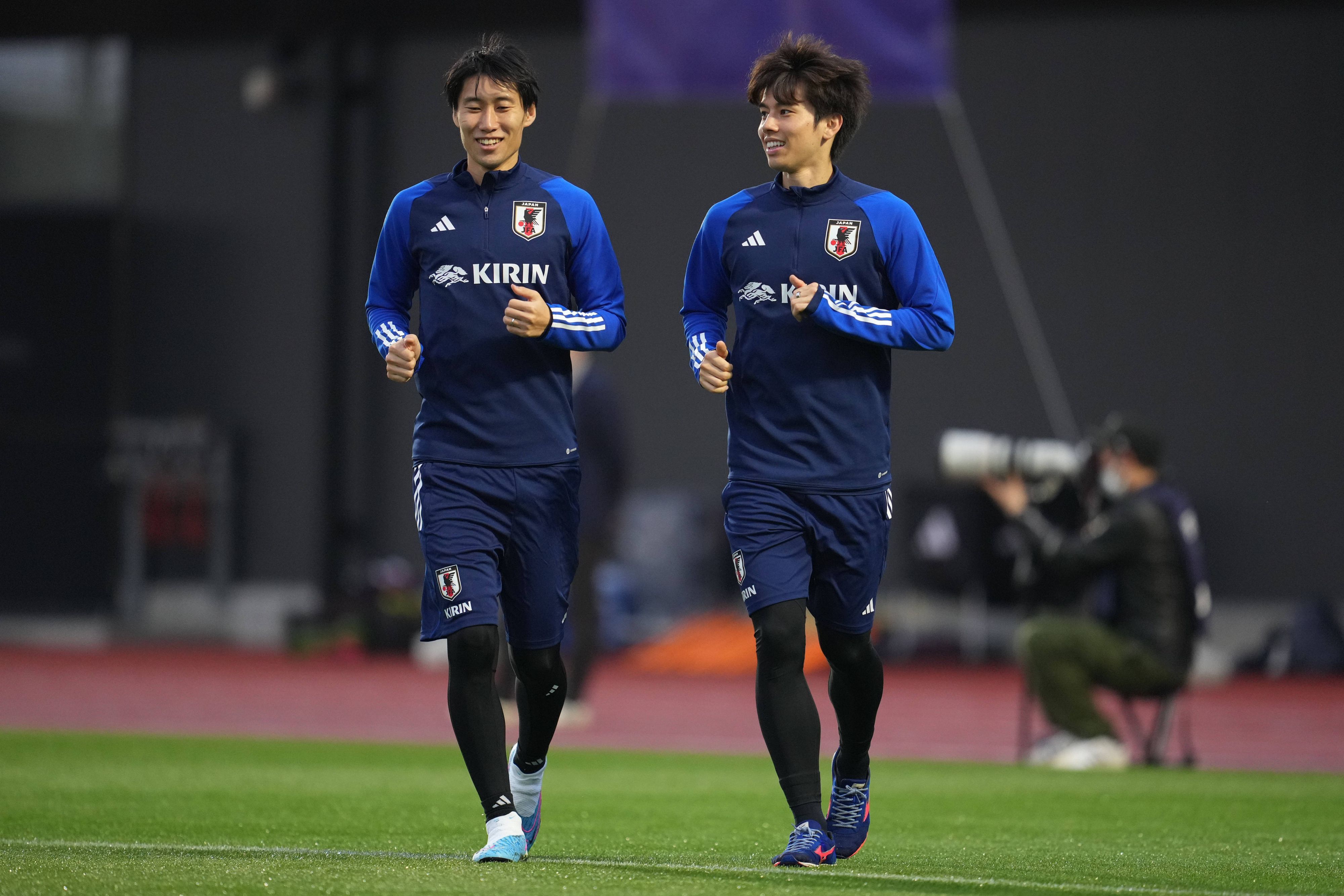 Daichi Kamada und Ao Tanaka machen sich warm.