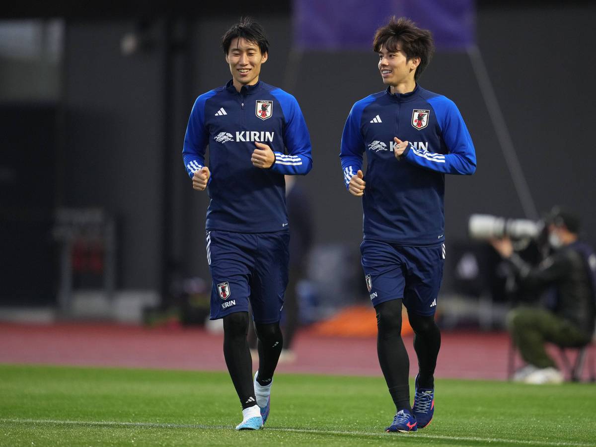 Daichi Kamada und Ao Tanaka machen sich warm.