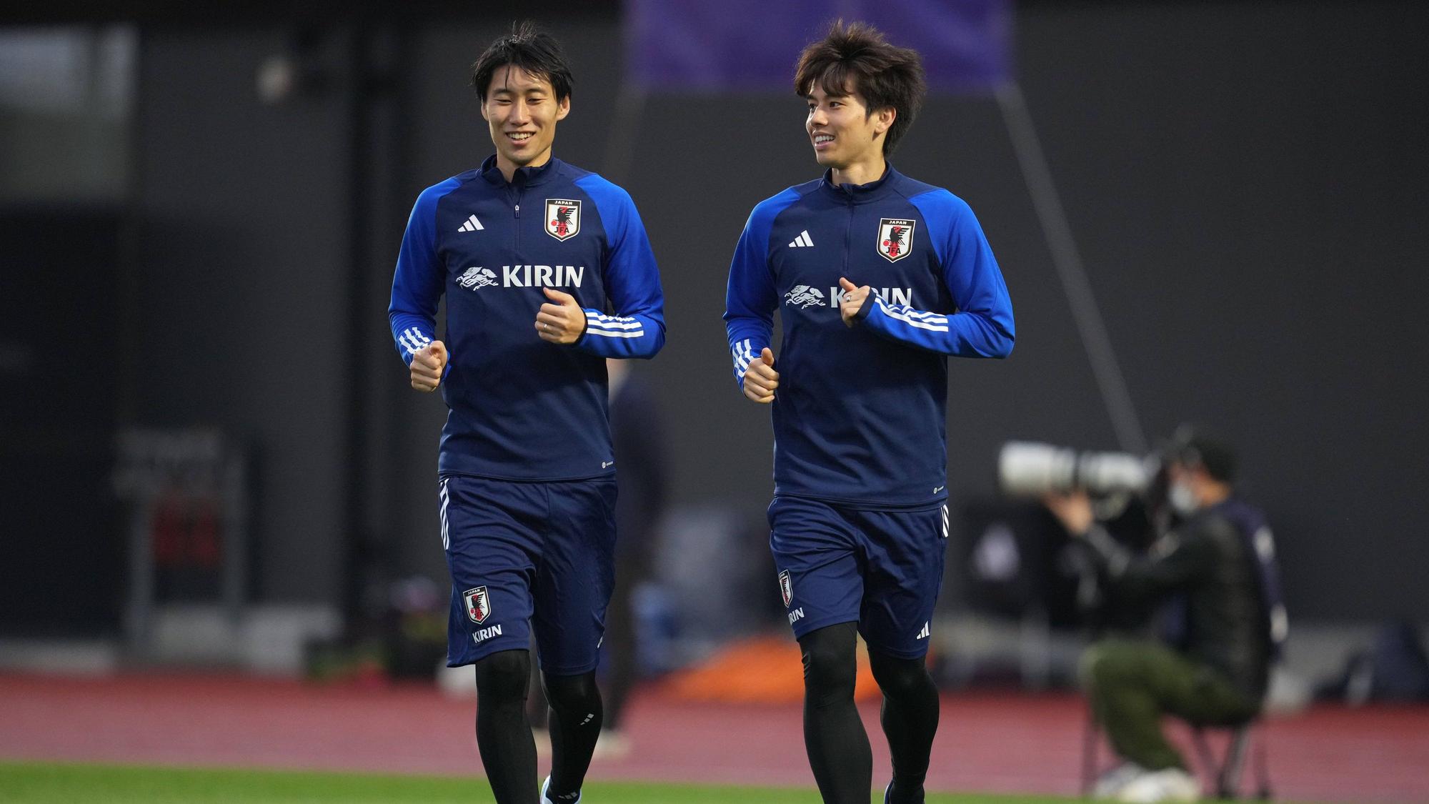 Daichi Kamada und Ao Tanaka machen sich warm.