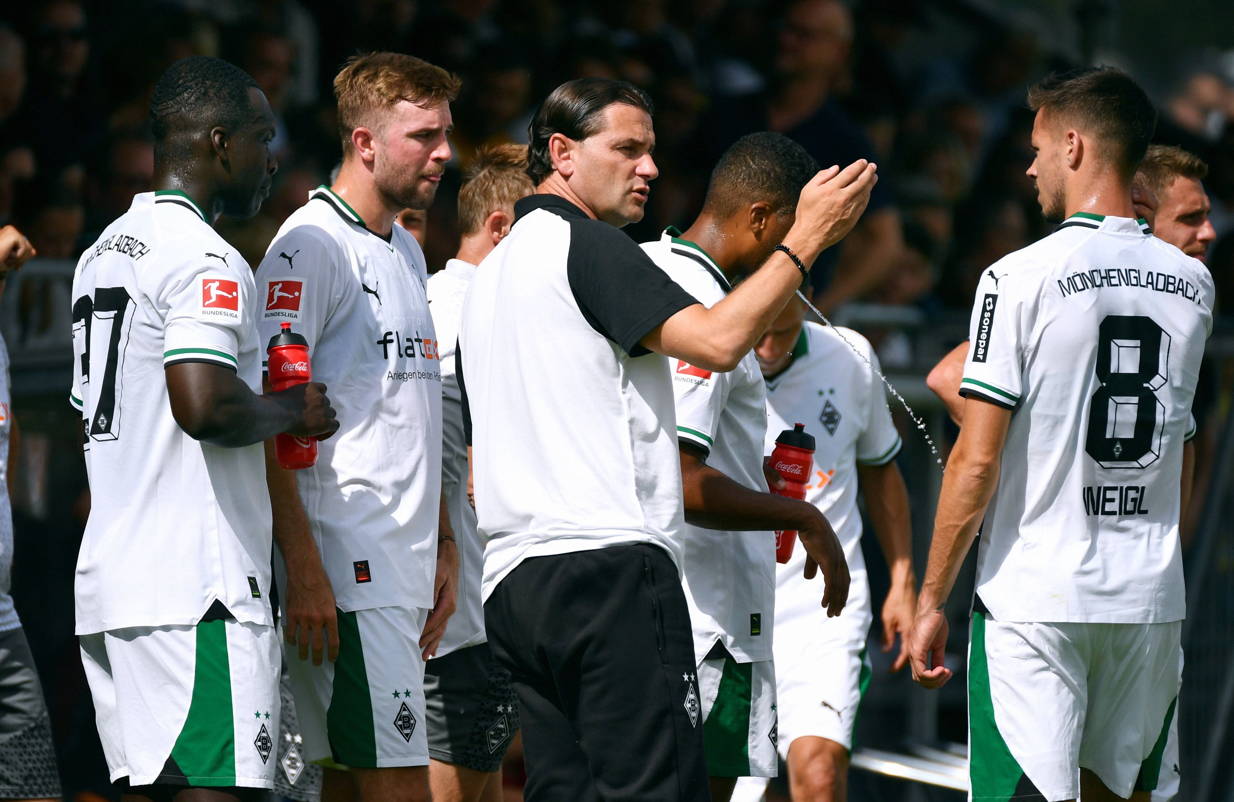 Gerardo Seoane gibt während einer Trinkpause Anweisungen.