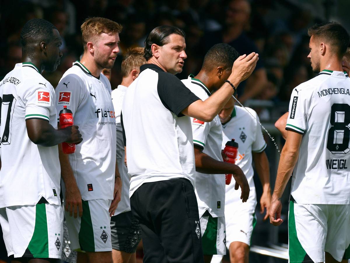 Gerardo Seoane gibt während einer Trinkpause Anweisungen.