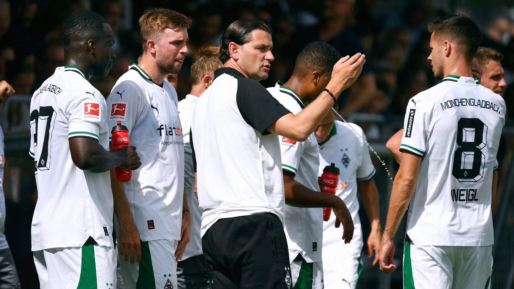 Gerardo Seoane gibt während einer Trinkpause Anweisungen.