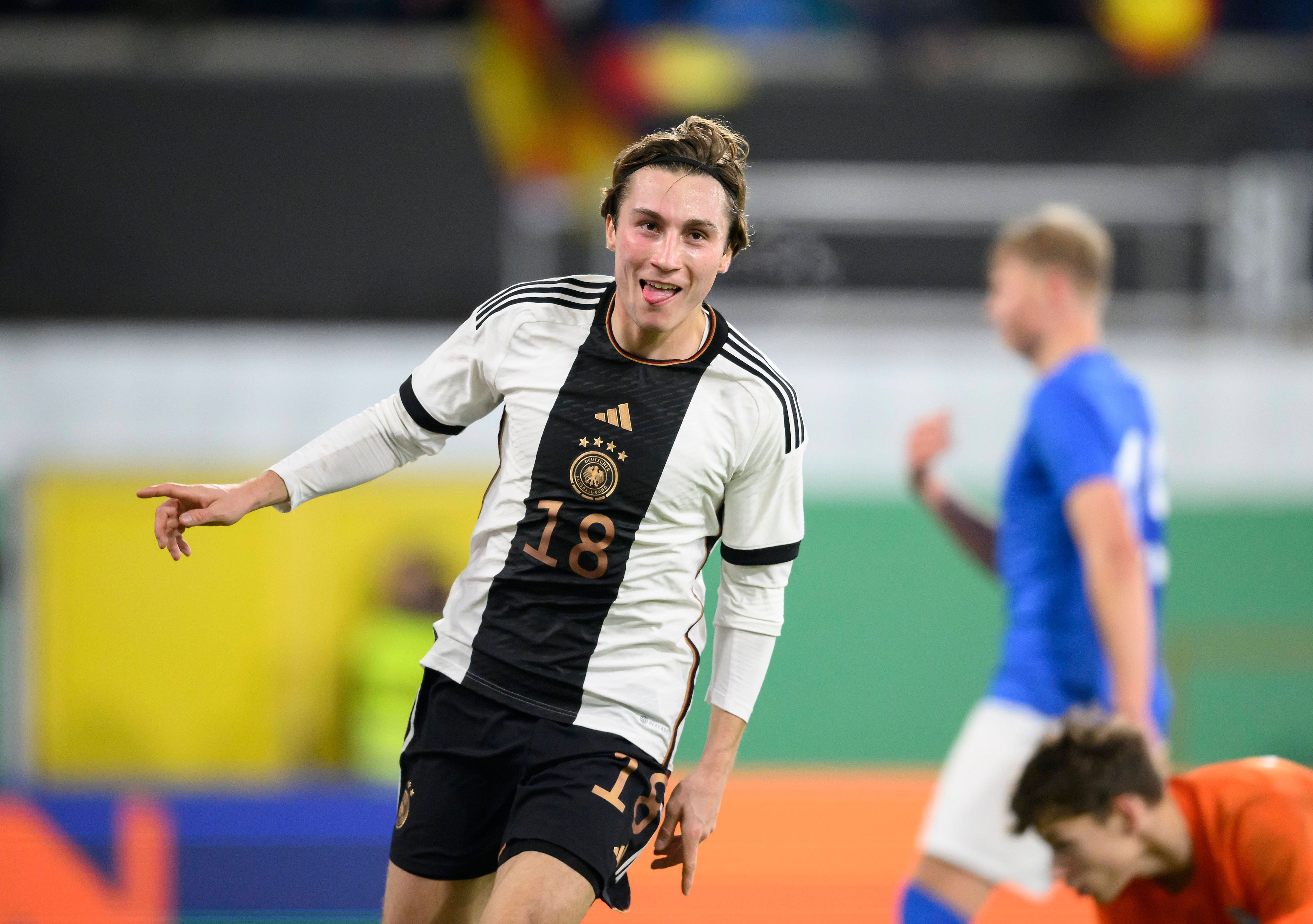 Rocco Reitz jubelt im DFB-Trikot.
