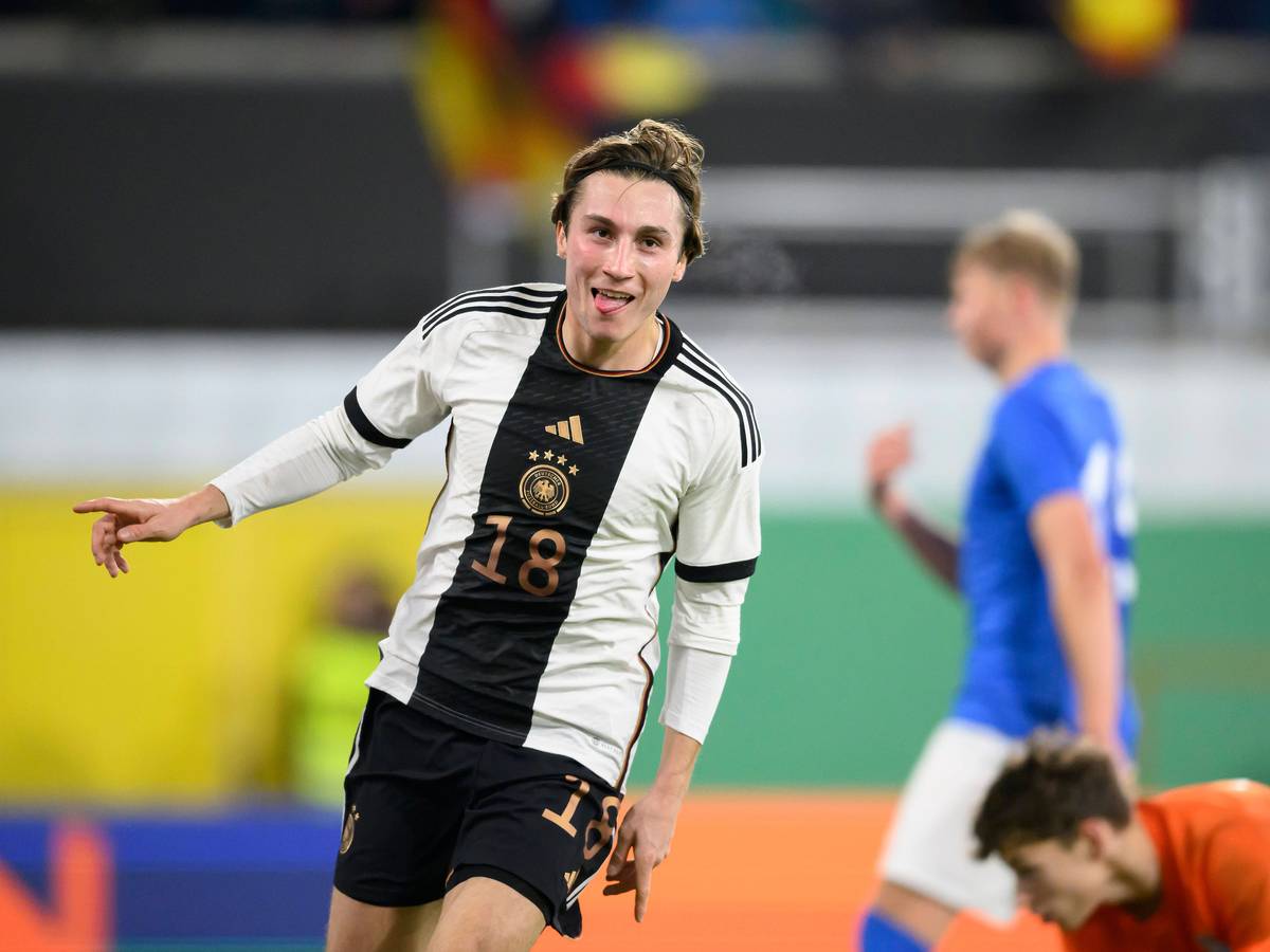 Rocco Reitz jubelt im DFB-Trikot.