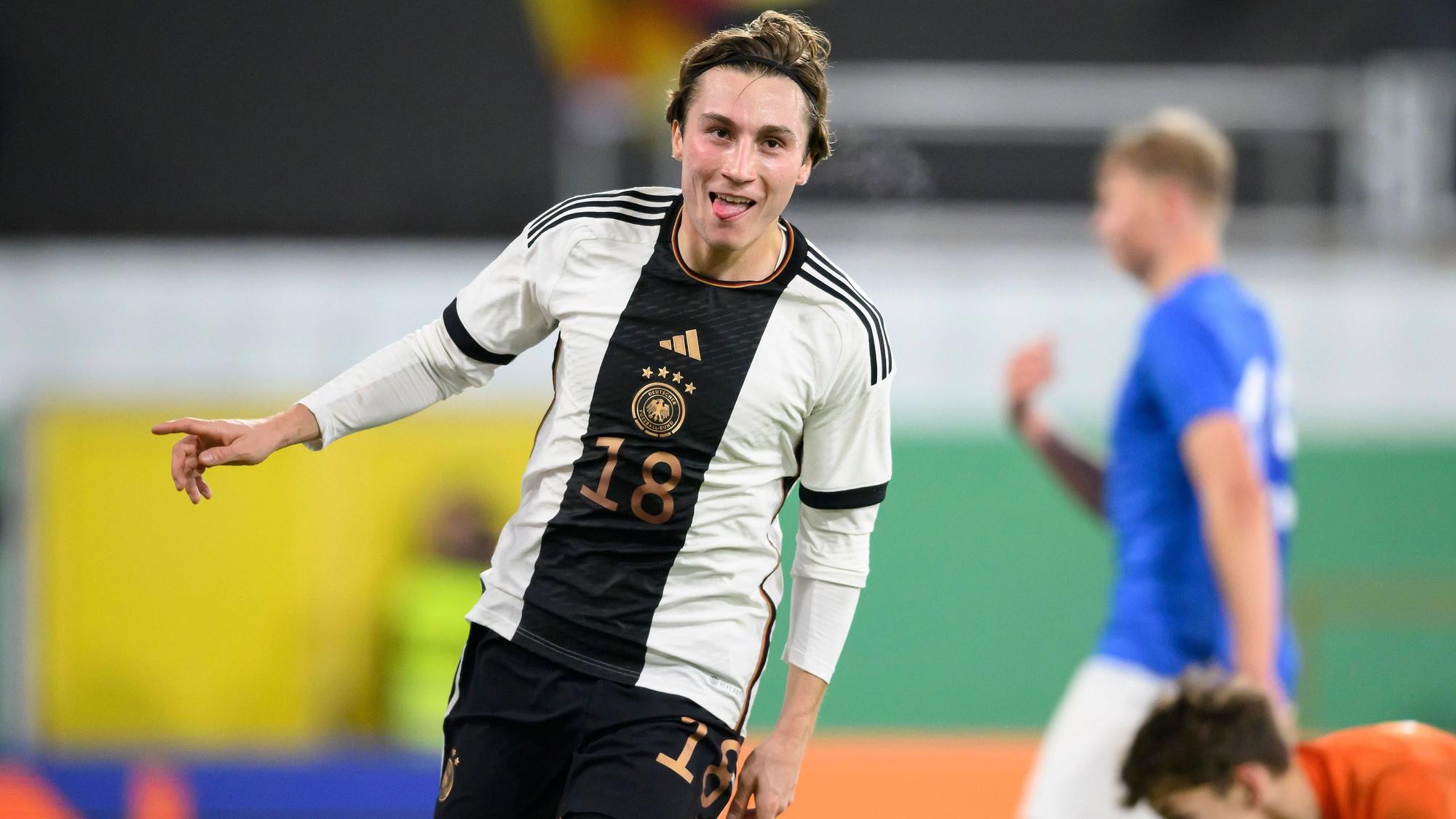 Rocco Reitz jubelt im DFB-Trikot.