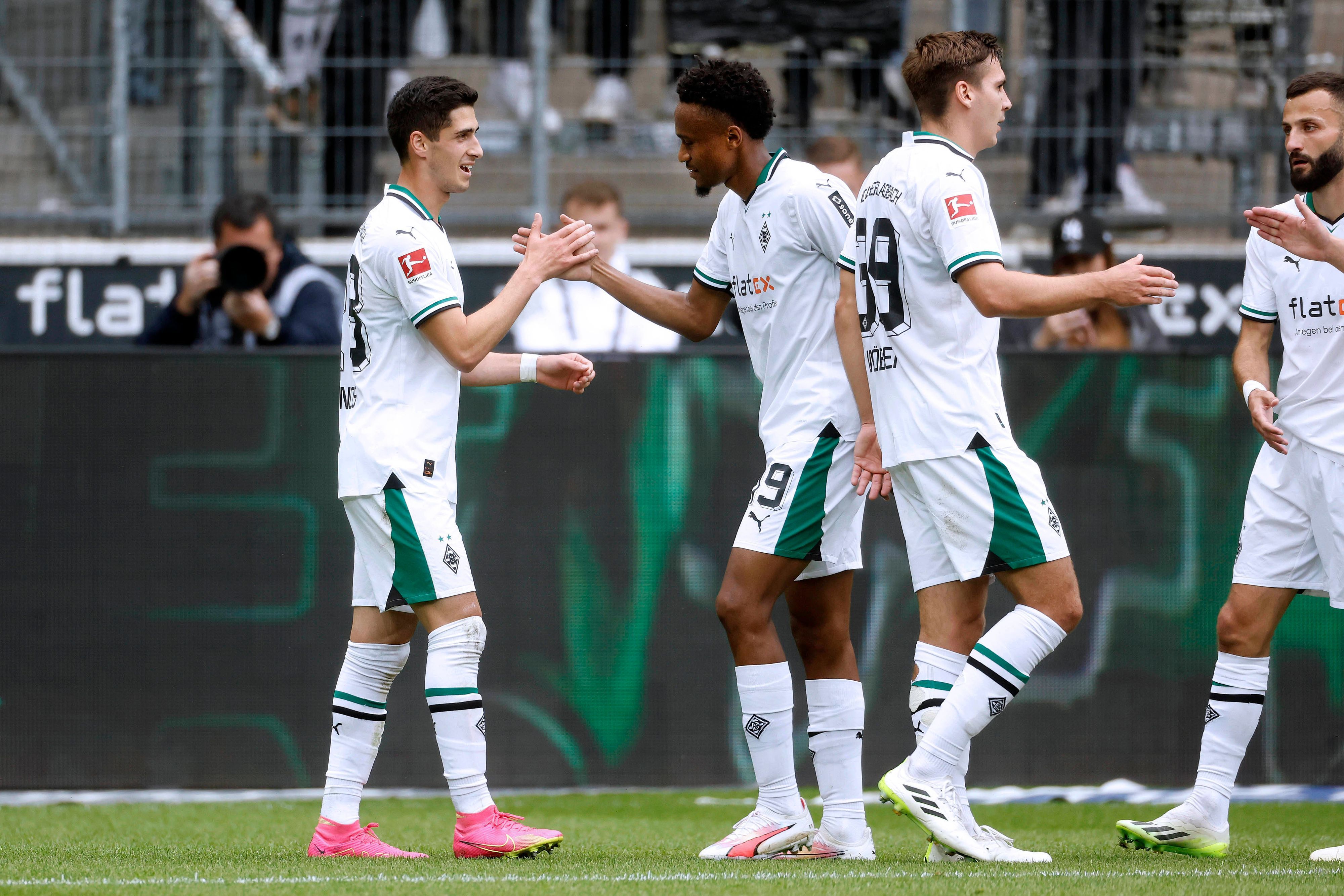 Grant-Leon Ranos und Nathan Ngoumou klatschen sich ab.