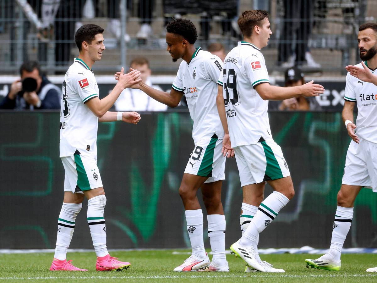 Grant-Leon Ranos und Nathan Ngoumou klatschen sich ab.