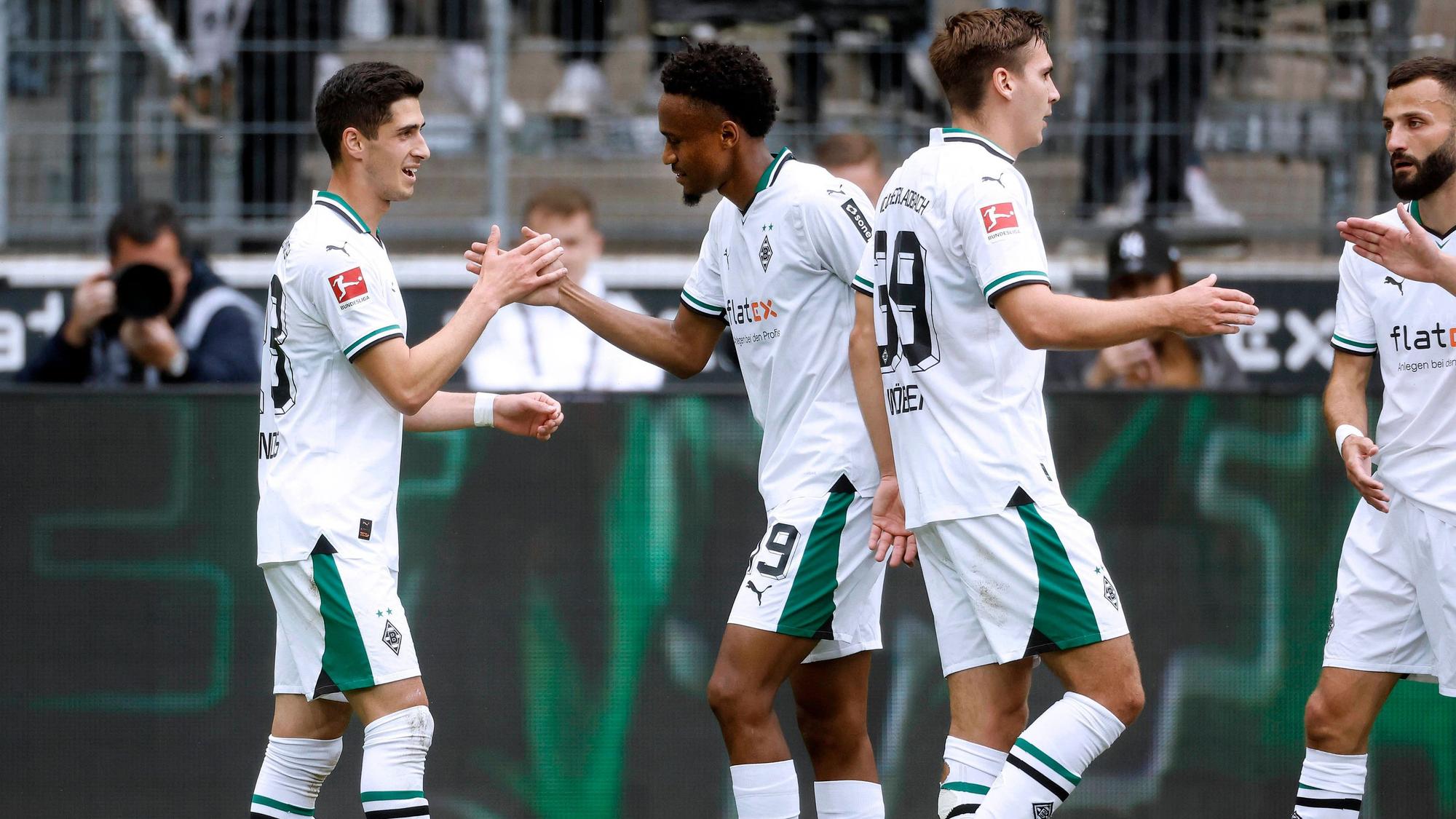 Grant-Leon Ranos und Nathan Ngoumou klatschen sich ab.