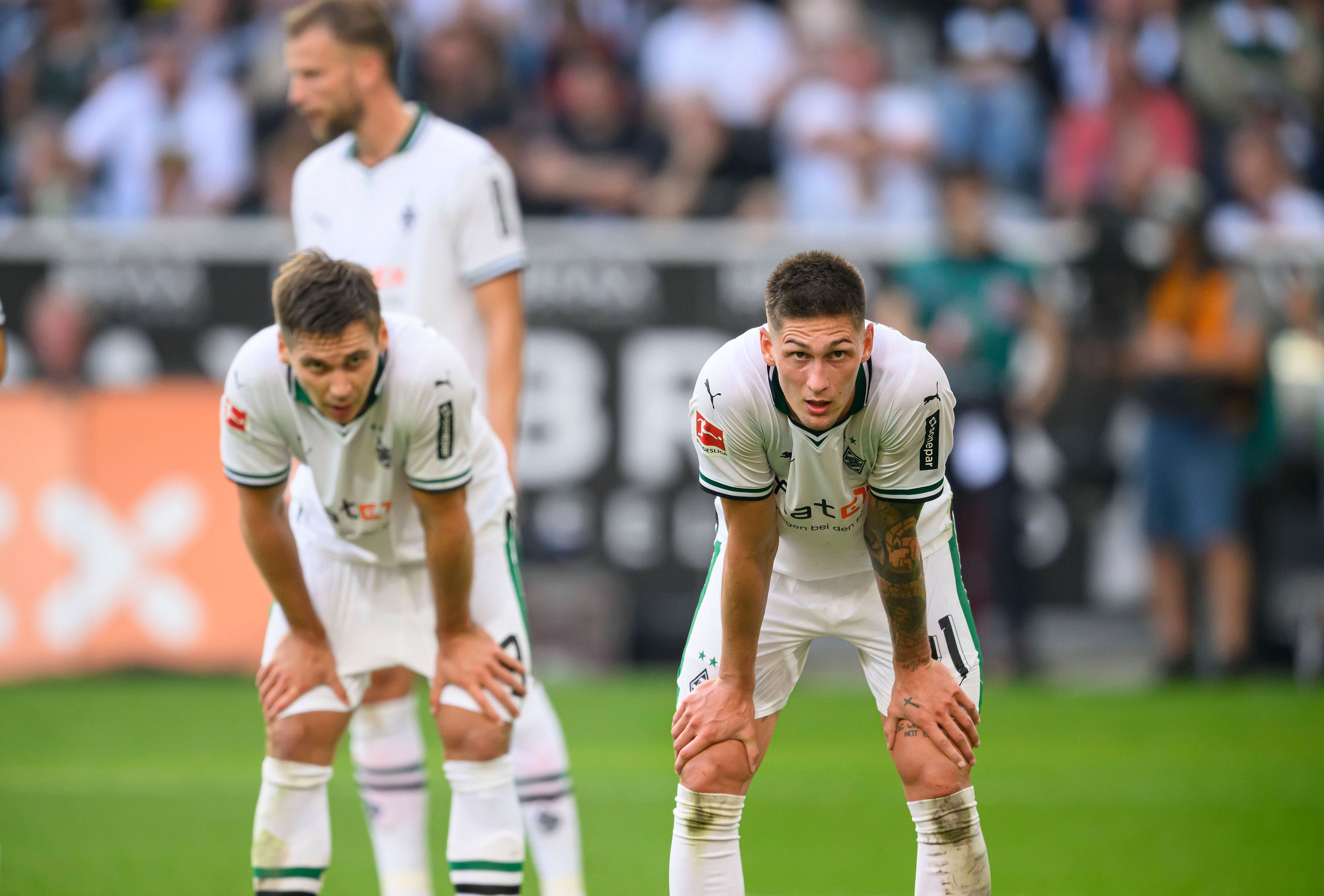 Max Wöber und Tomas Cvancara stützen sich erschöpft auf ihre Knie.