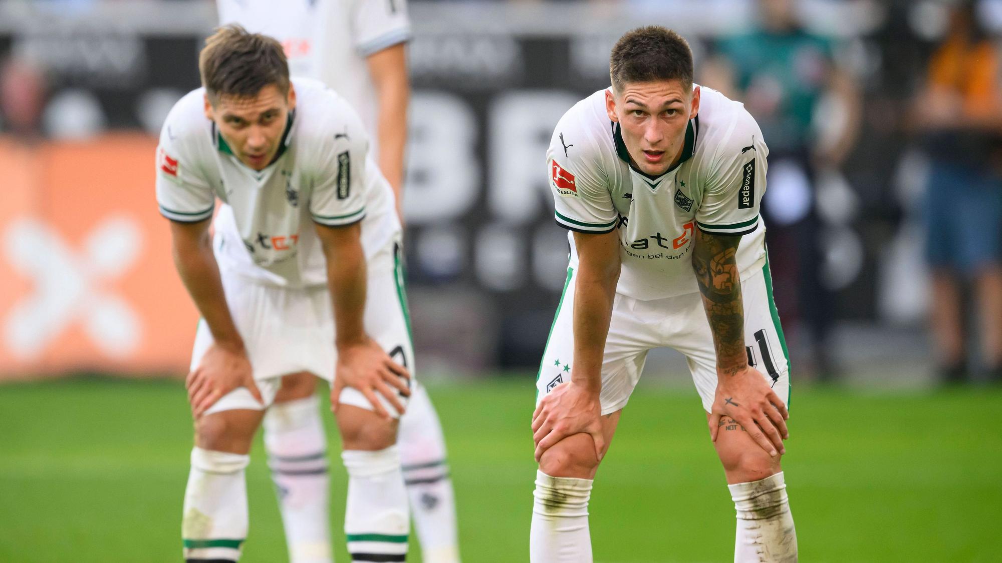 Max Wöber und Tomas Cvancara stützen sich erschöpft auf ihre Knie.
