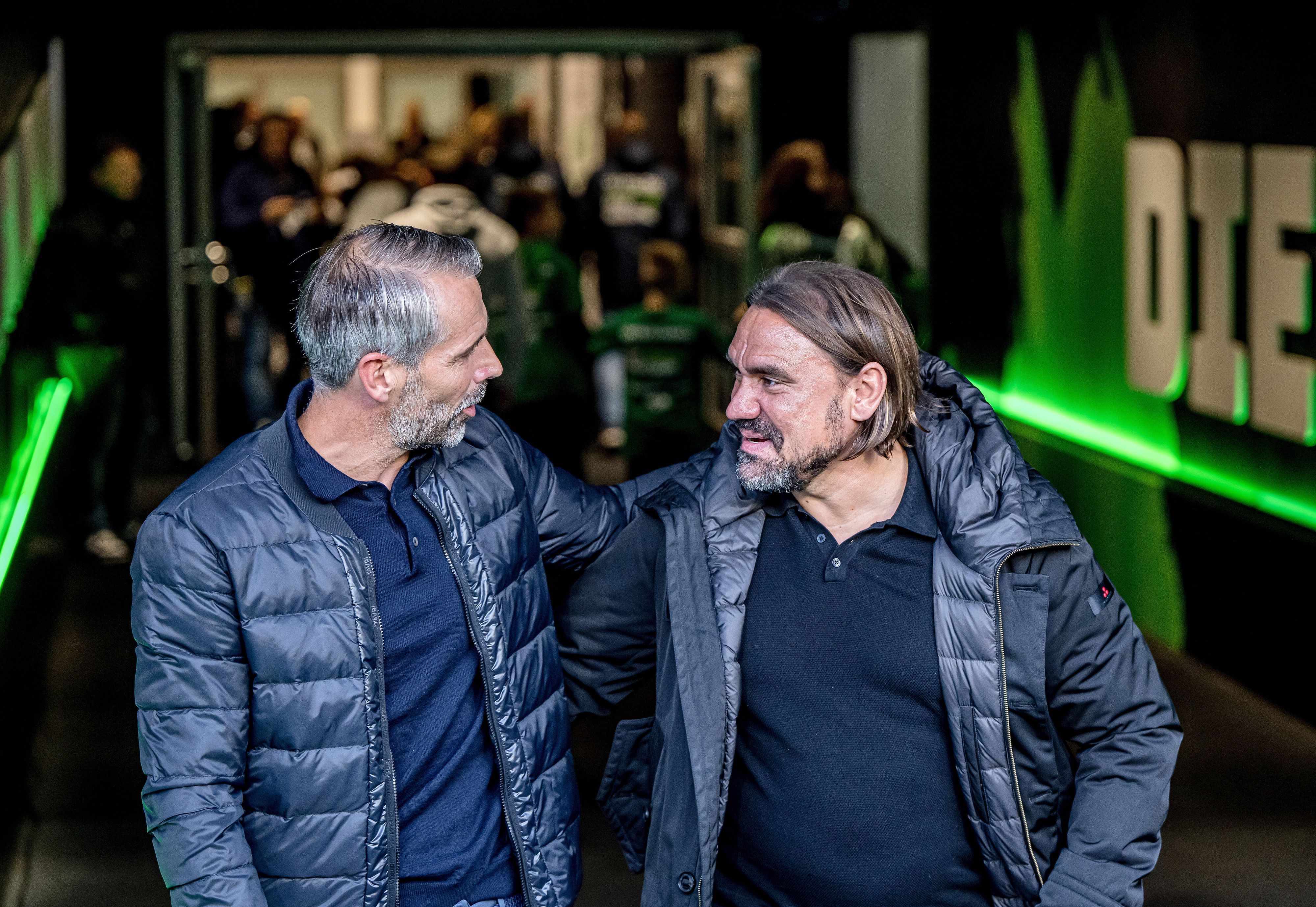 Marco Rose und Daniel Farke unterhalten sich im Spielertunnel im Borussia-Park.