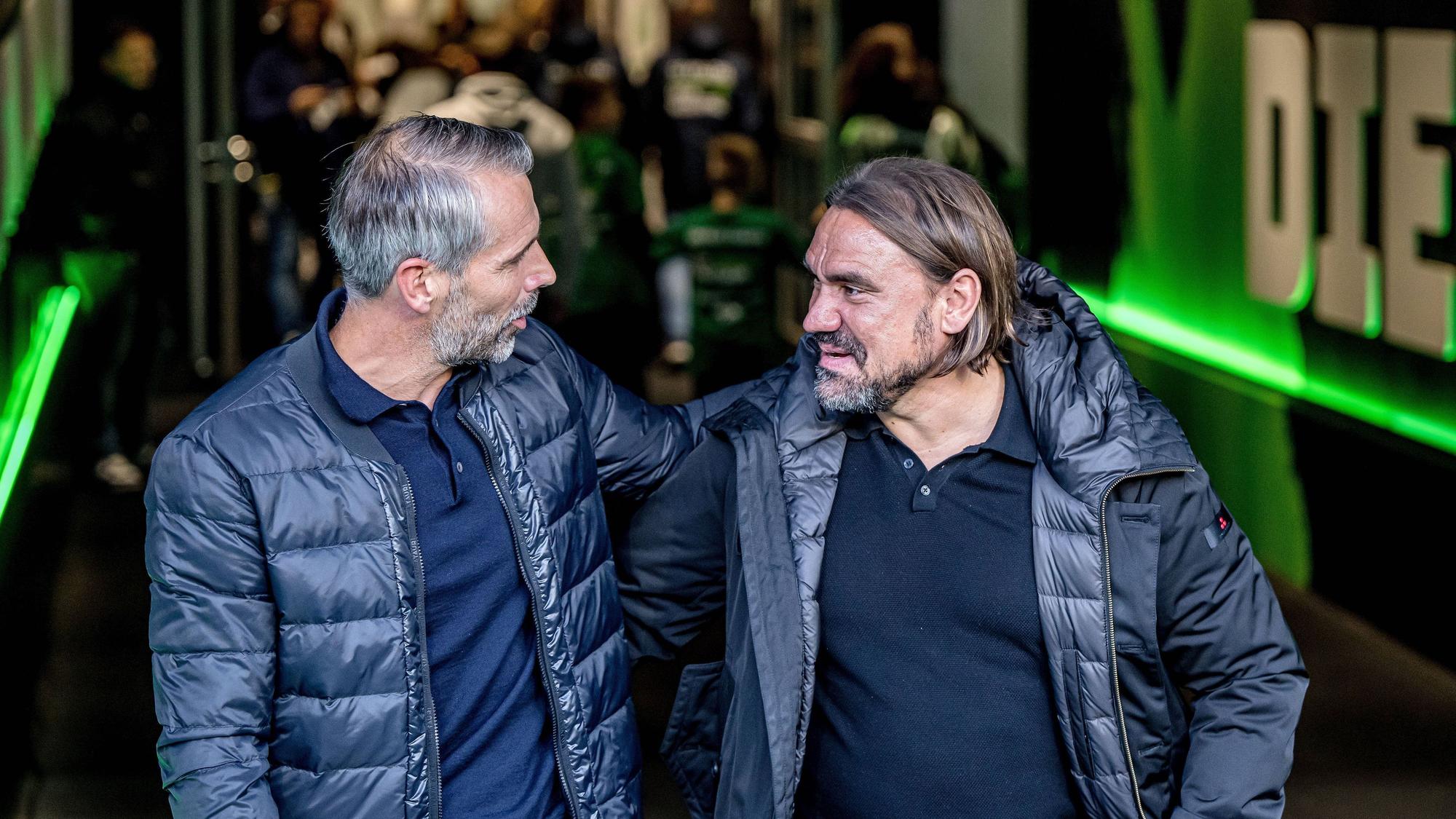 Marco Rose und Daniel Farke unterhalten sich im Spielertunnel im Borussia-Park.
