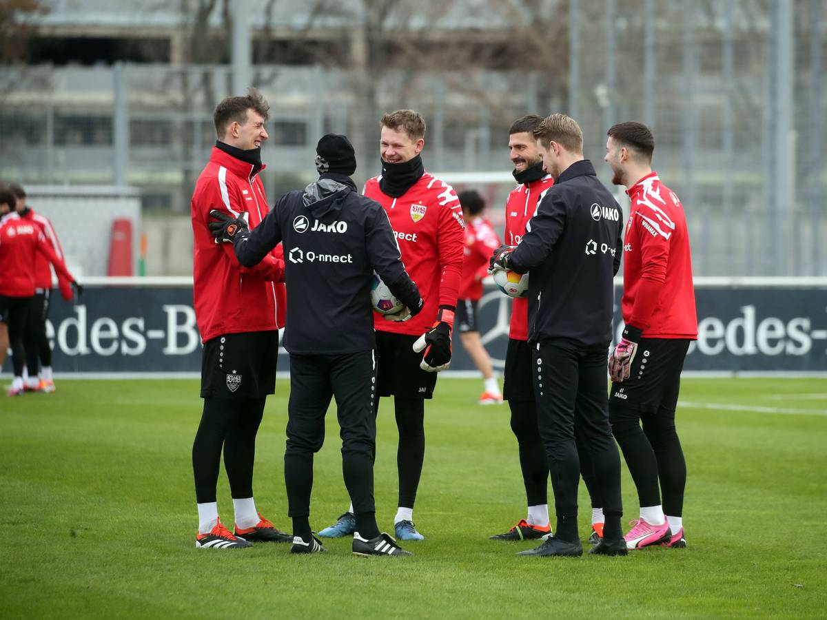 Stuttgart-Torhüter und Trainer im Training.