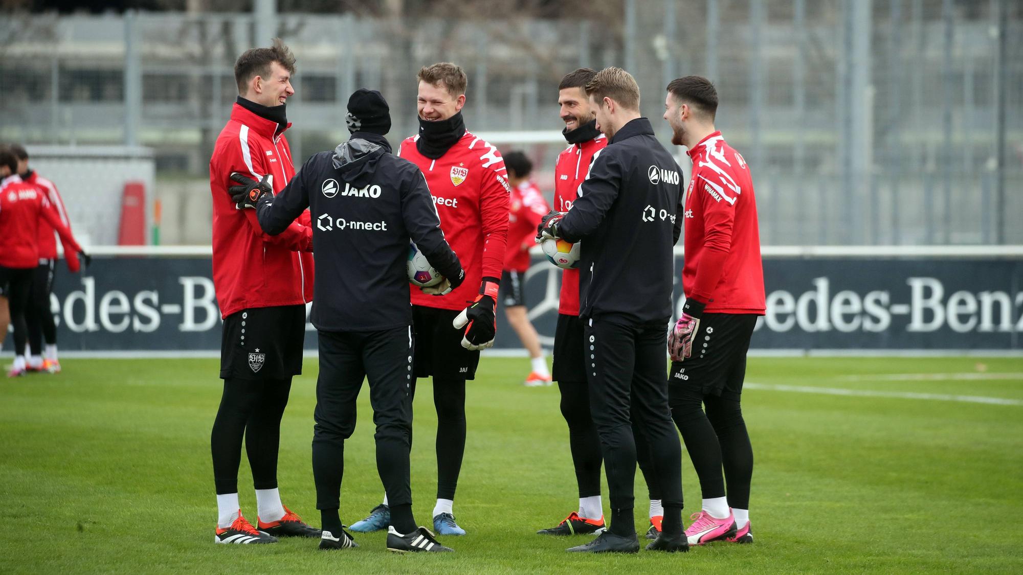 Stuttgart-Torhüter und Trainer im Training.