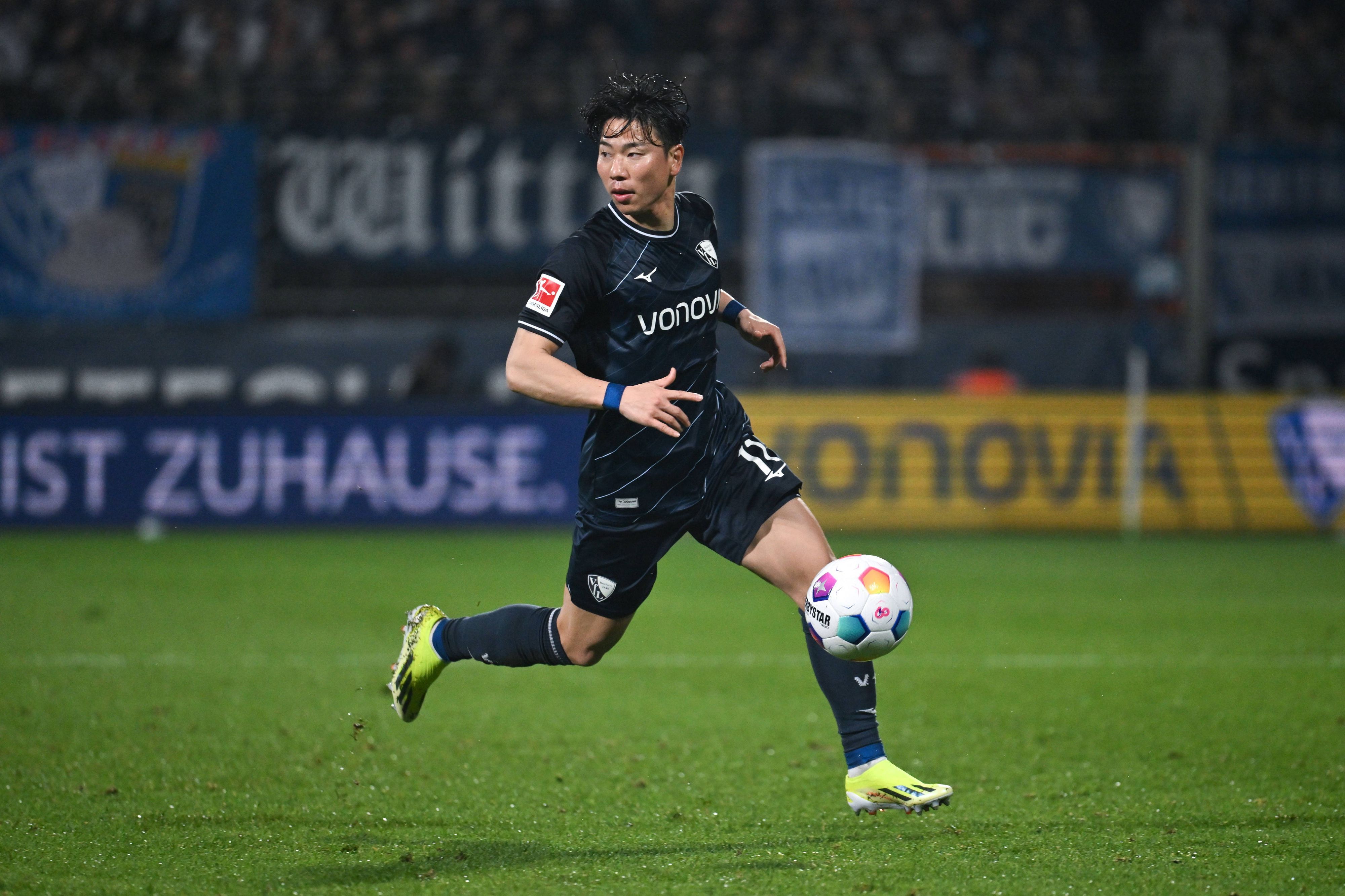 Takuma Asano im Bochum-Trikot am Ball.