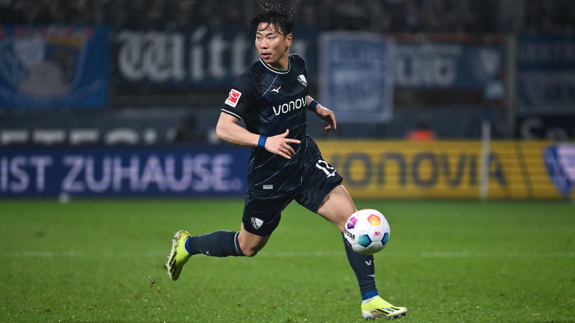 Takuma Asano im Bochum-Trikot am Ball.