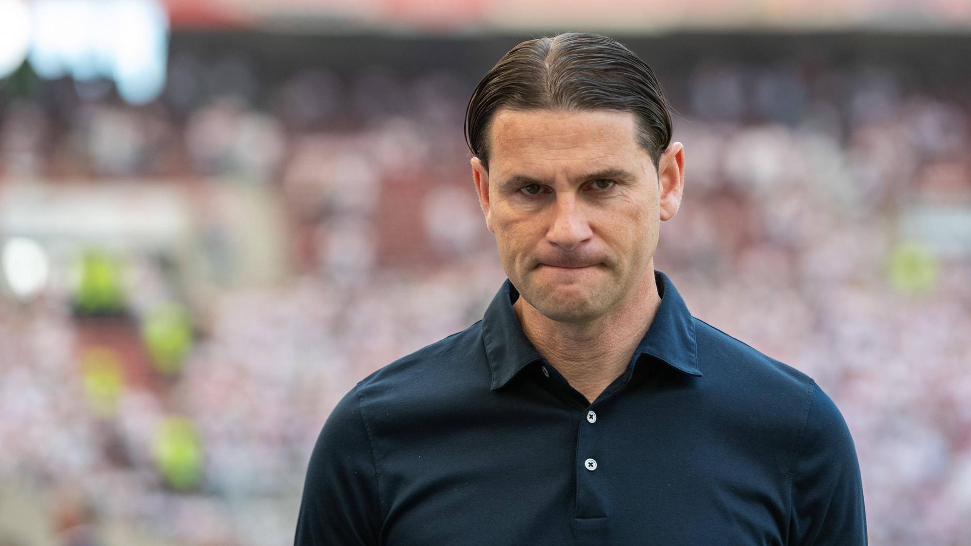 Gerardo Seoane schaut ernst.