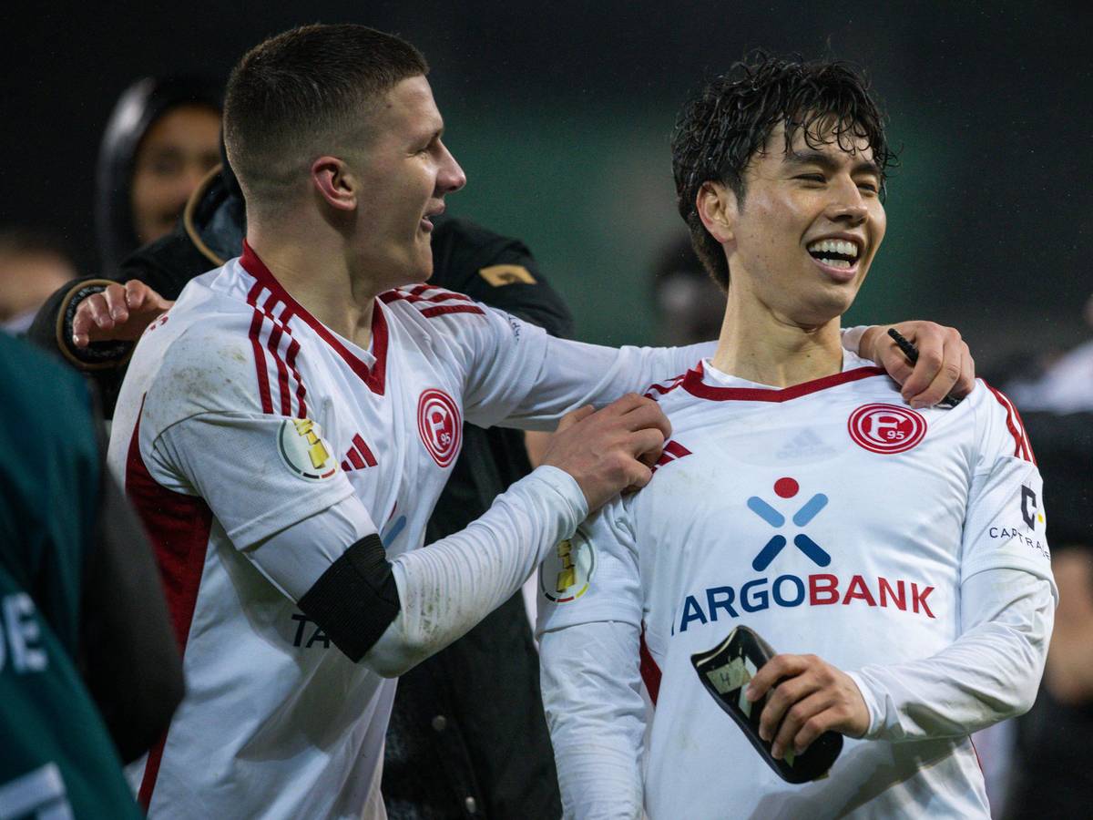 Christos Tzolis und Ao Tanaka feiern im Trikot von Fortuna Düsseldorf.