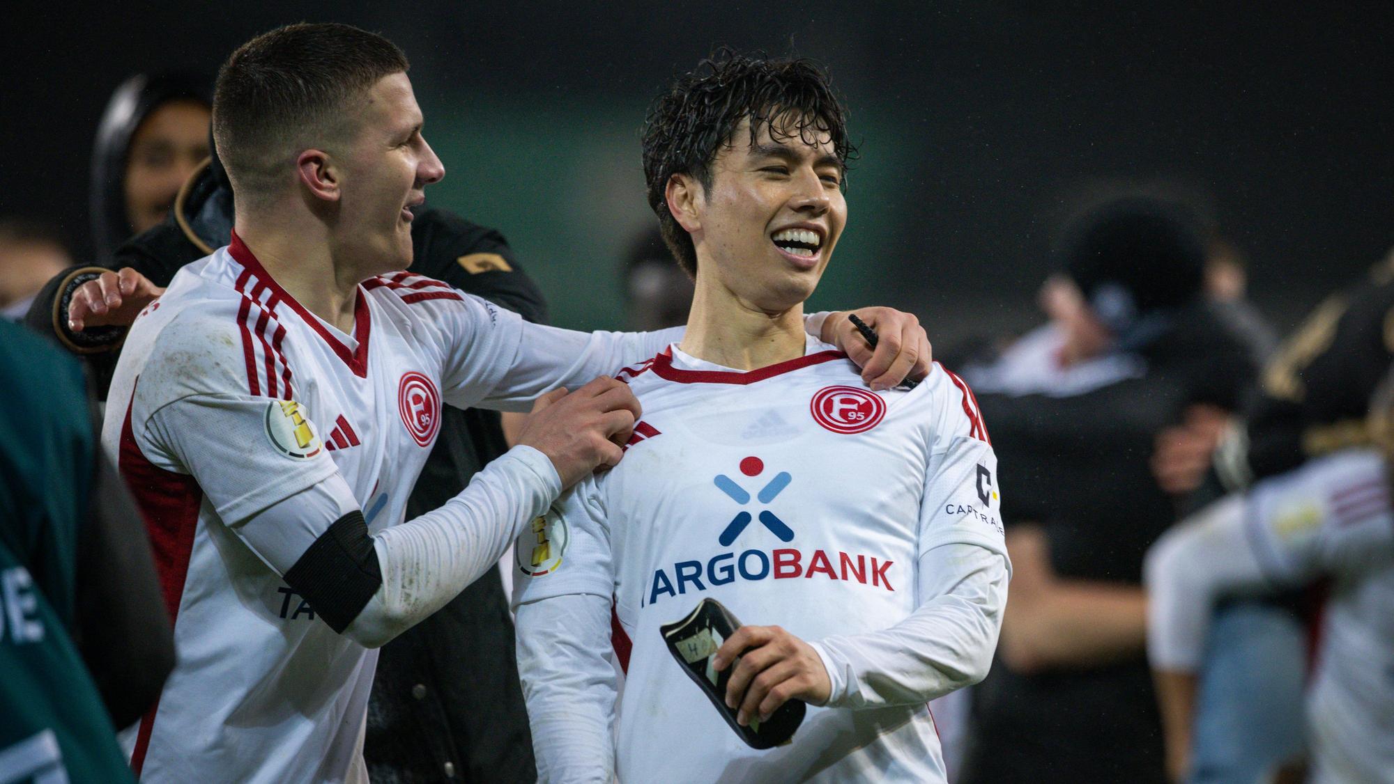 Christos Tzolis und Ao Tanaka feiern im Trikot von Fortuna Düsseldorf.