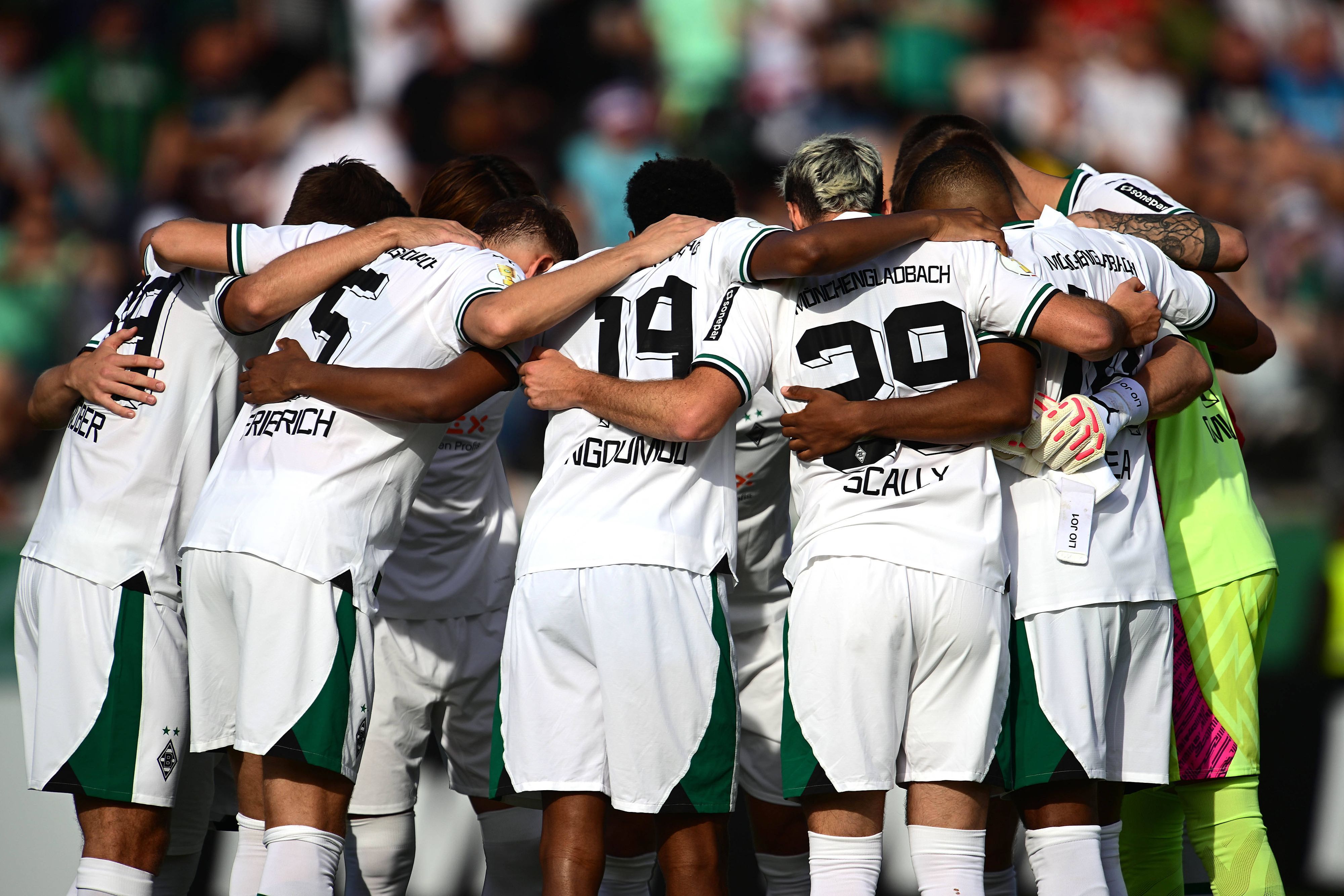 Die Spieler von Borussia Mönchengladbach im Kreis vor der Partie gegen TuS Bersenbrück im DFB-Pokal.