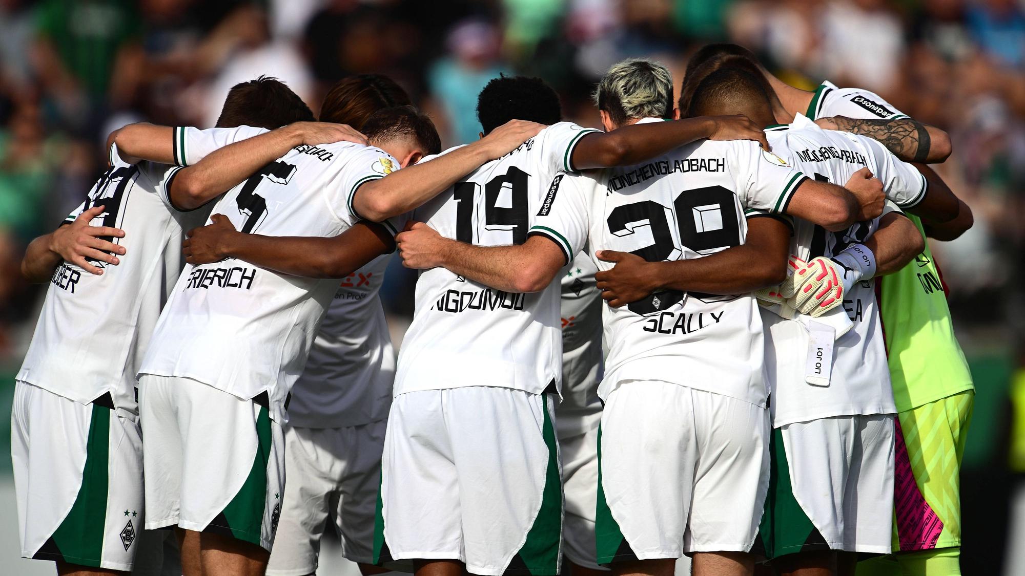 Die Spieler von Borussia Mönchengladbach im Kreis vor der Partie gegen TuS Bersenbrück im DFB-Pokal.