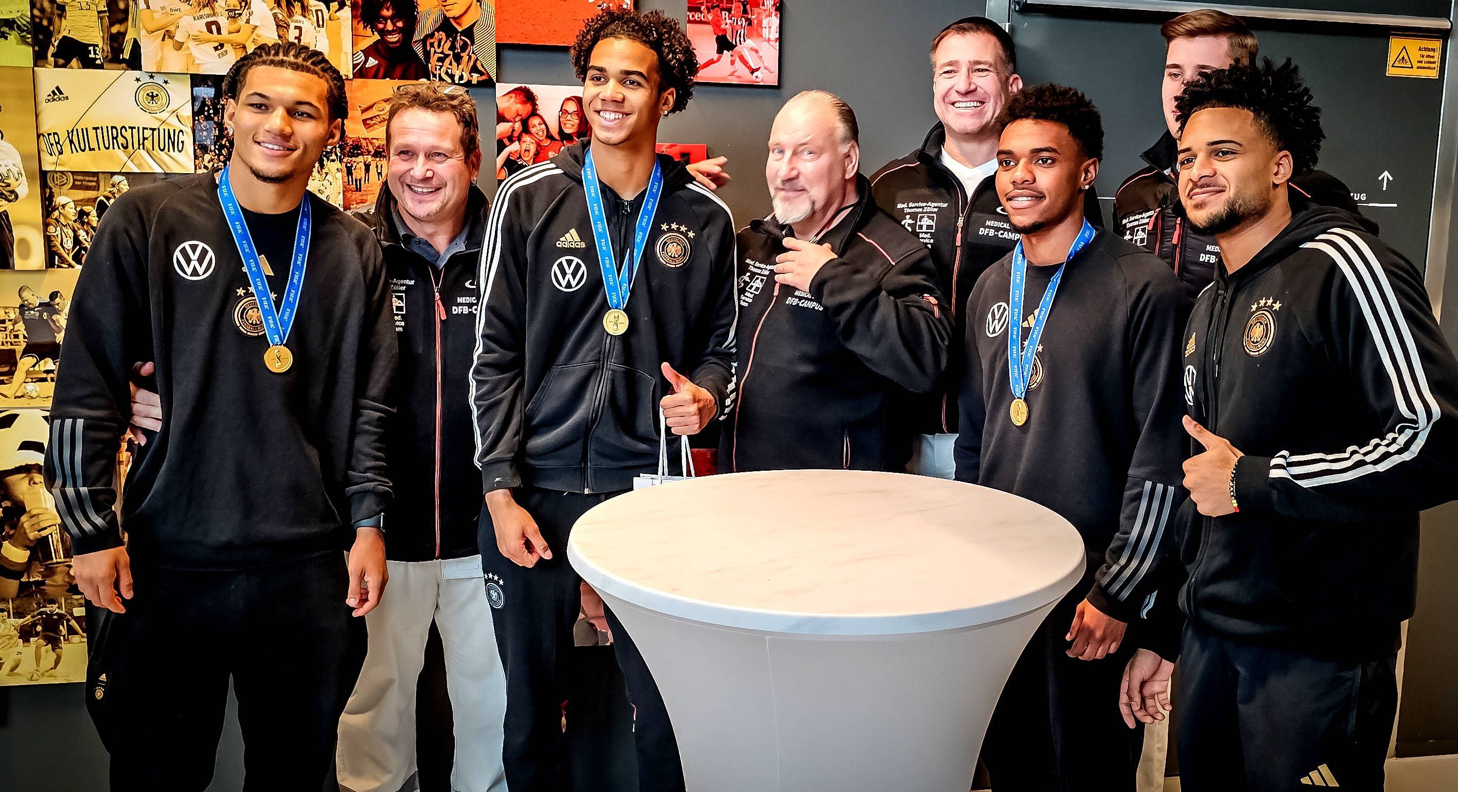 Die deutsche U17-Nationalmannschaft beim Weltmeisterempfang.