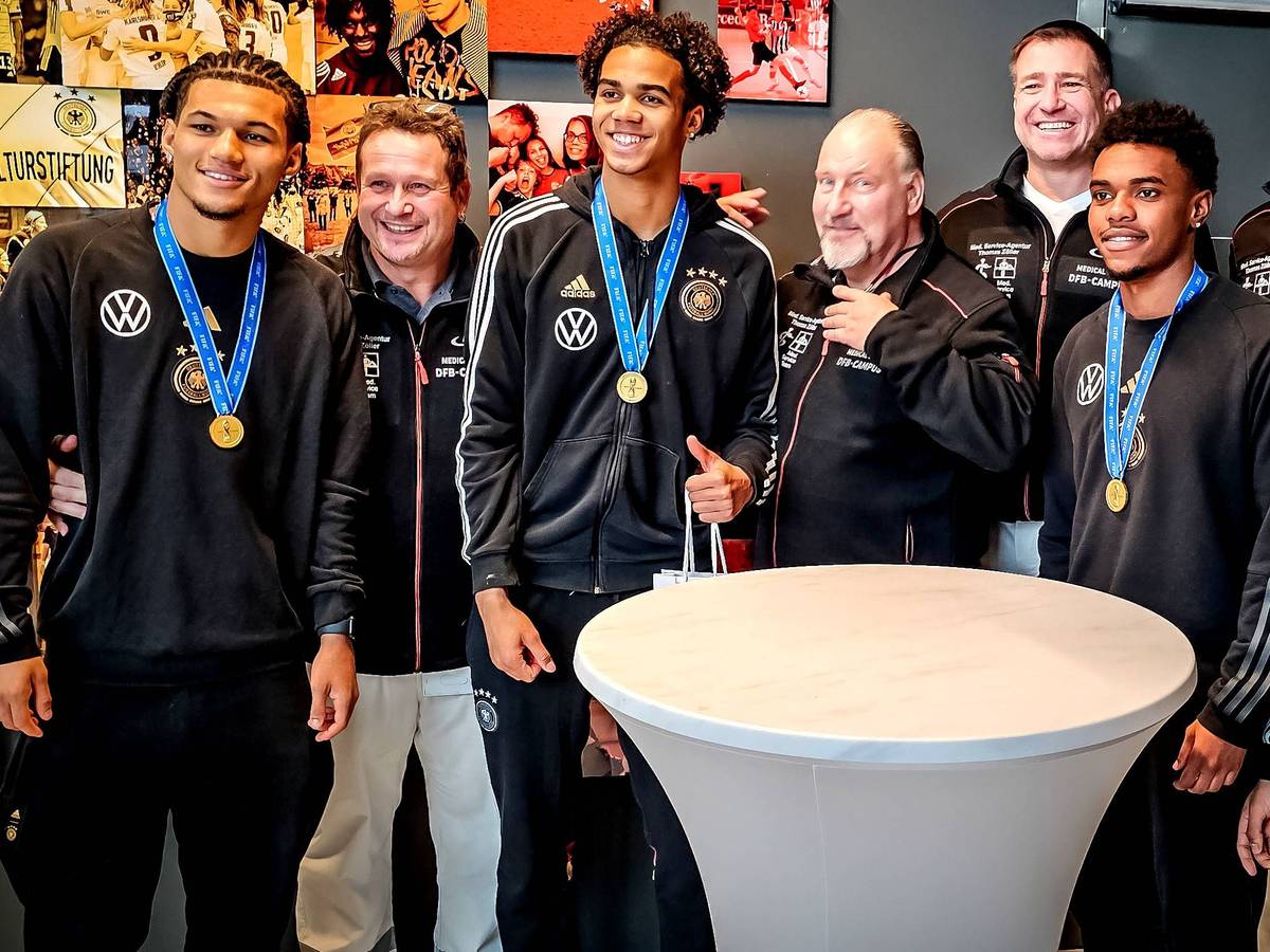Die deutsche U17-Nationalmannschaft beim Weltmeisterempfang.