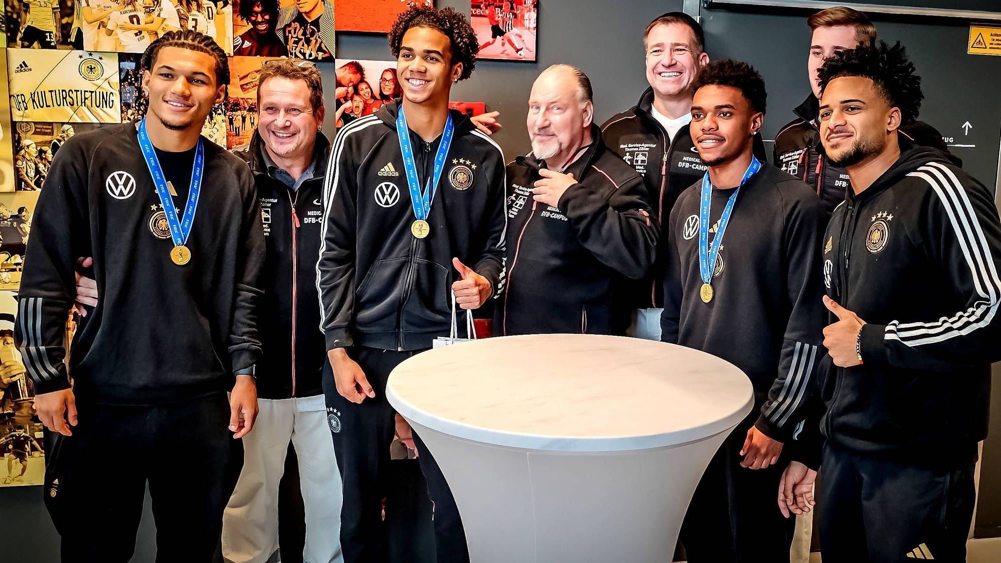 Die deutsche U17-Nationalmannschaft beim Weltmeisterempfang.