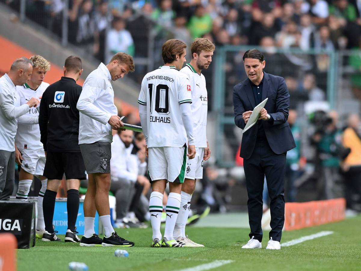 Gerardo Seoane gibt Florian Neuhaus und Christoph Kramer eine Anweisung.