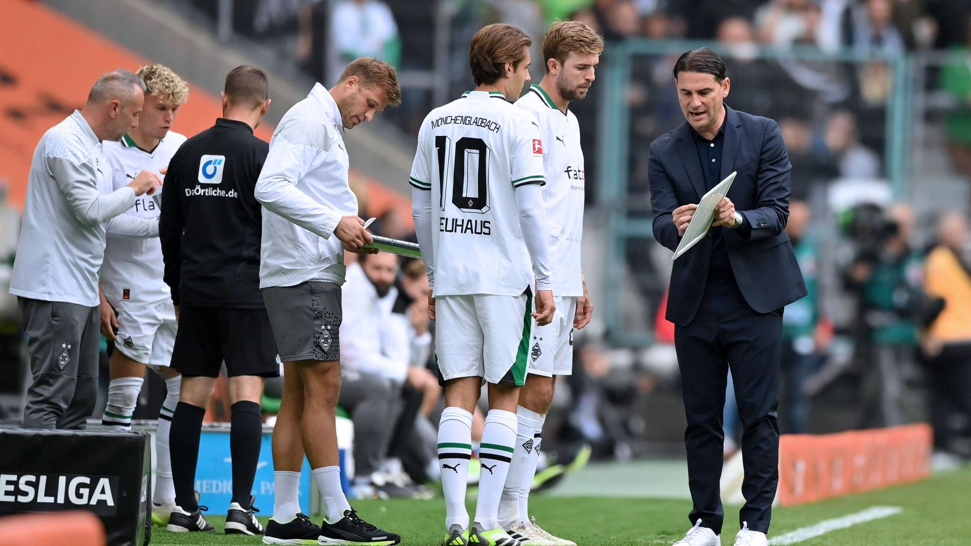 Gerardo Seoane gibt Florian Neuhaus und Christoph Kramer eine Anweisung.